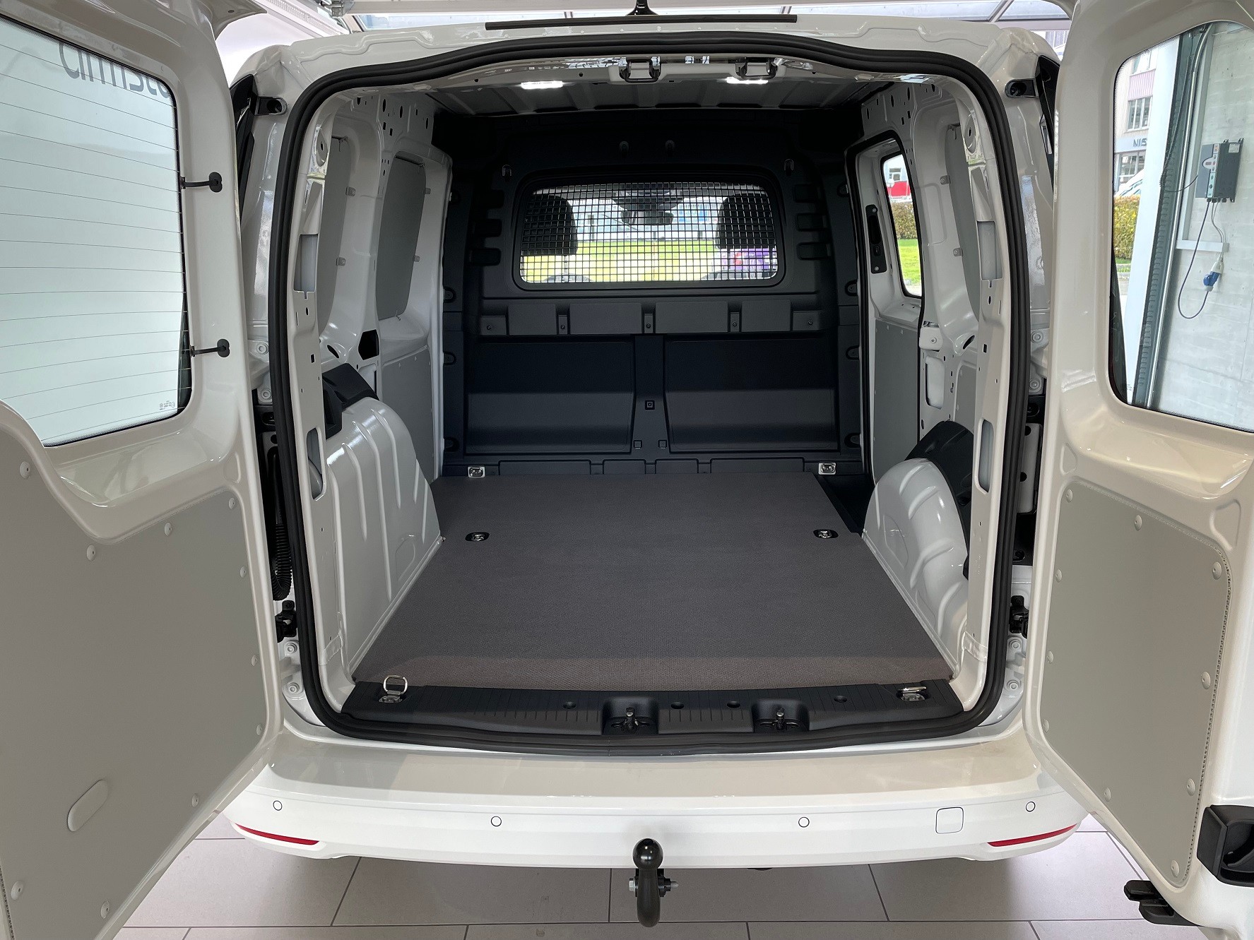 VW Caddy Cargo 2.0TDI 4Motion-image-5