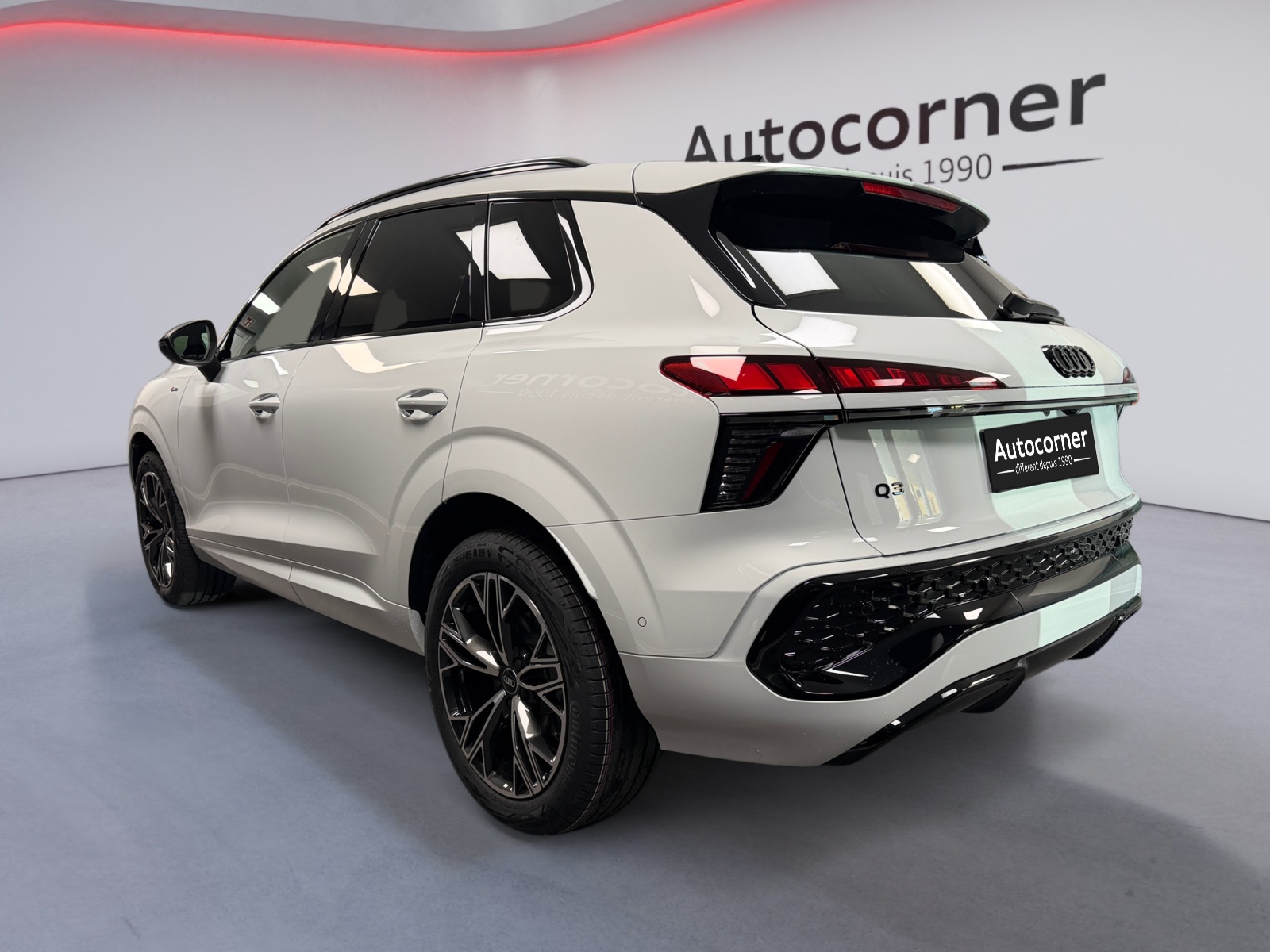 AUDI Q3 SUV 110 kW TFSI S tronic-image-2