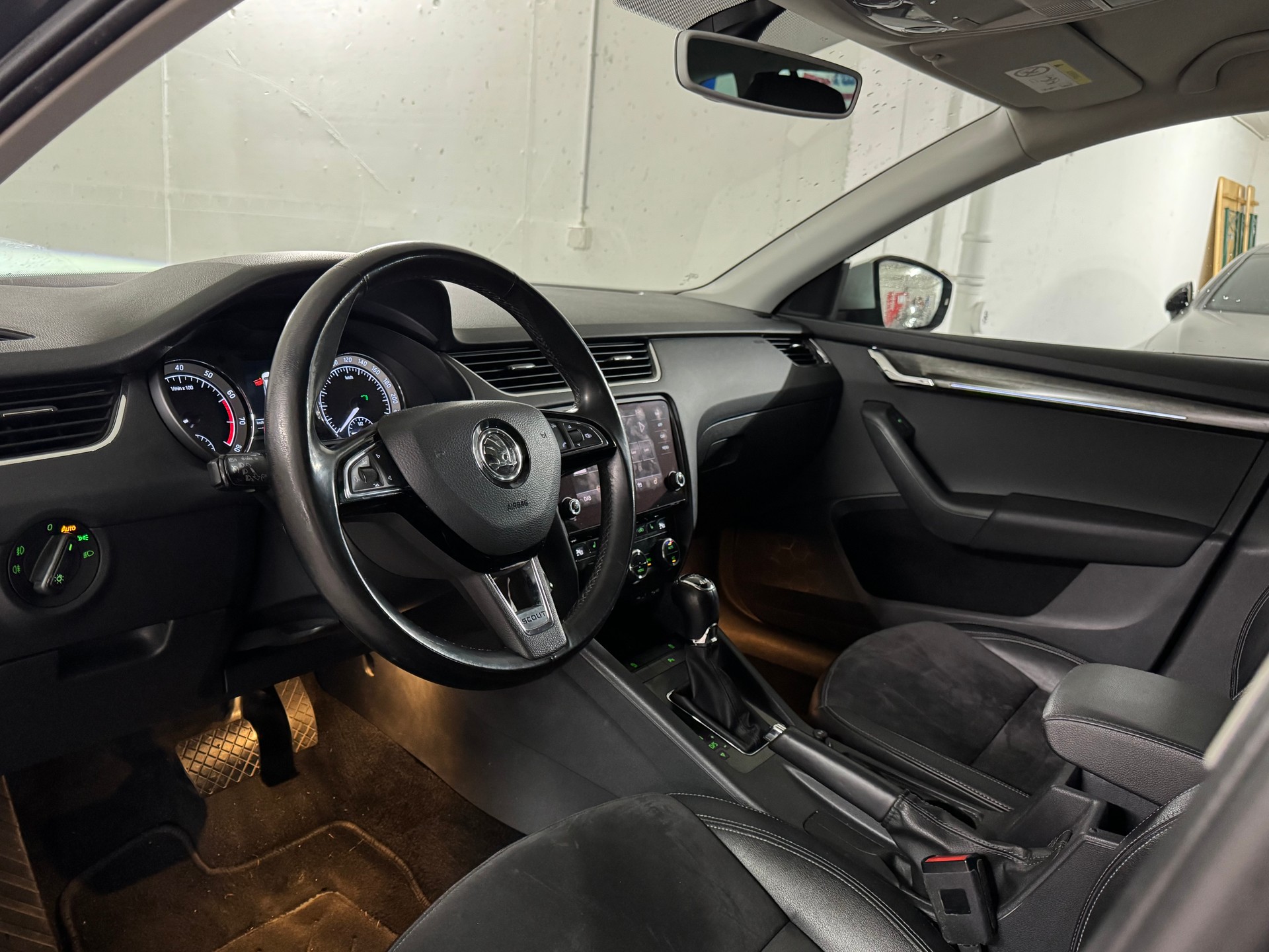 SKODA Octavia Combi 1.8 TSI Scout 4x4 DSG-image-8