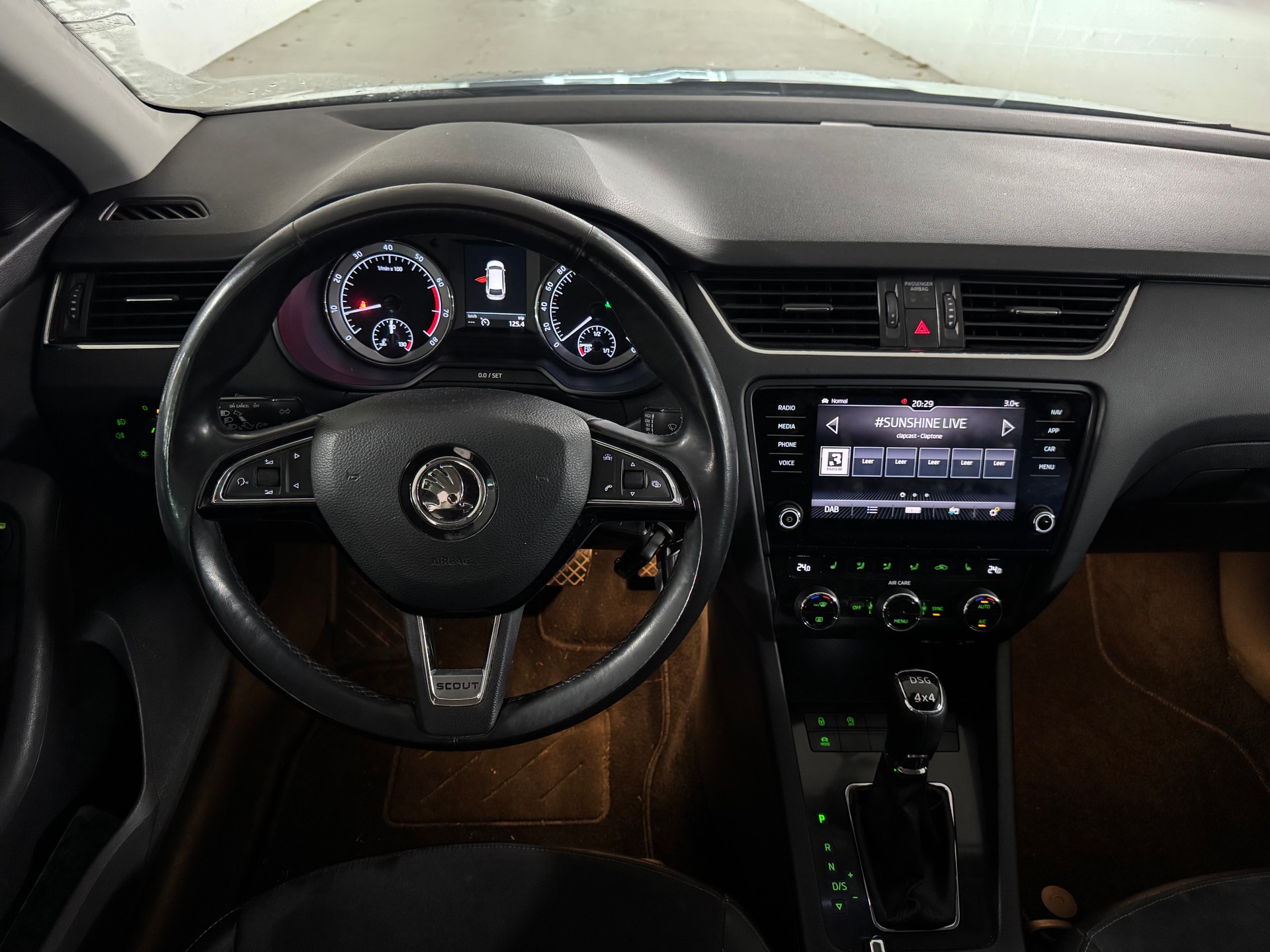 SKODA Octavia Combi 1.8 TSI Scout 4x4 DSG-image-11