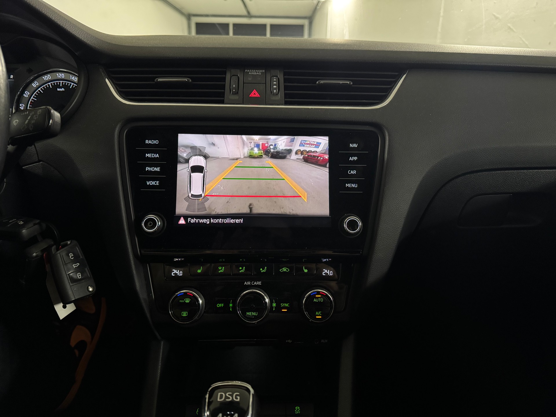 SKODA Octavia Combi 1.8 TSI Scout 4x4 DSG-image-14
