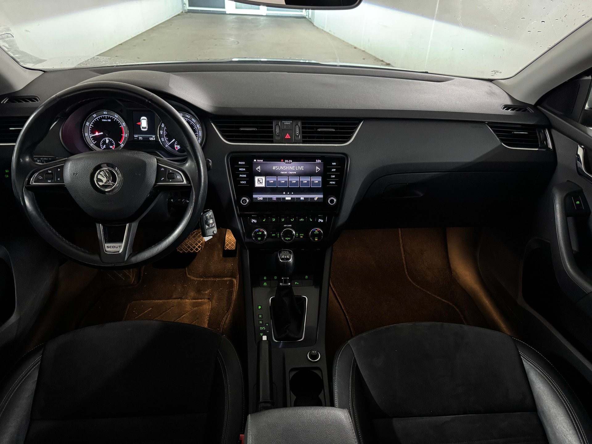 SKODA Octavia Combi 1.8 TSI Scout 4x4 DSG-image-10