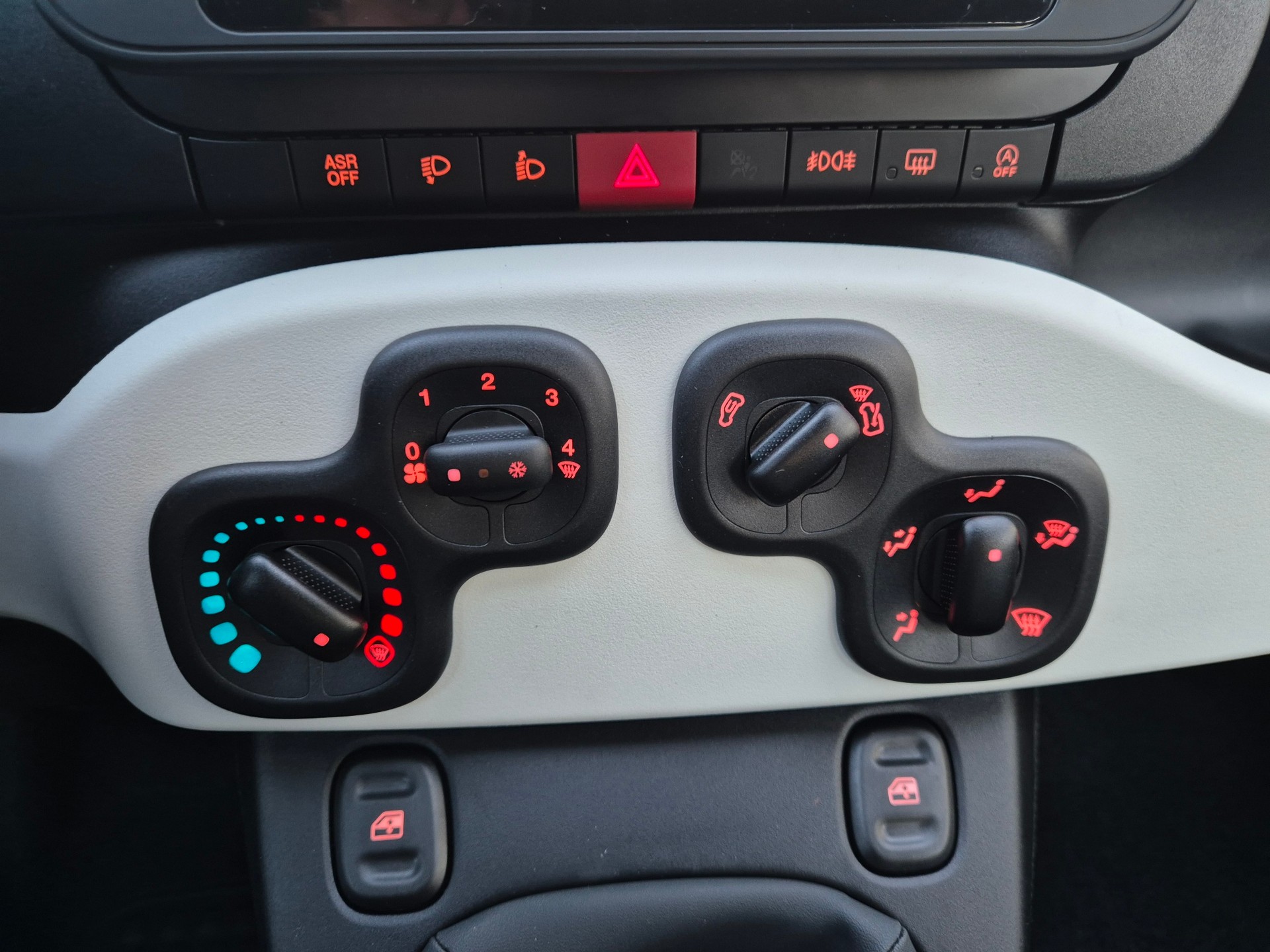 FIAT Panda 1.0 MHEV Cross-image-12