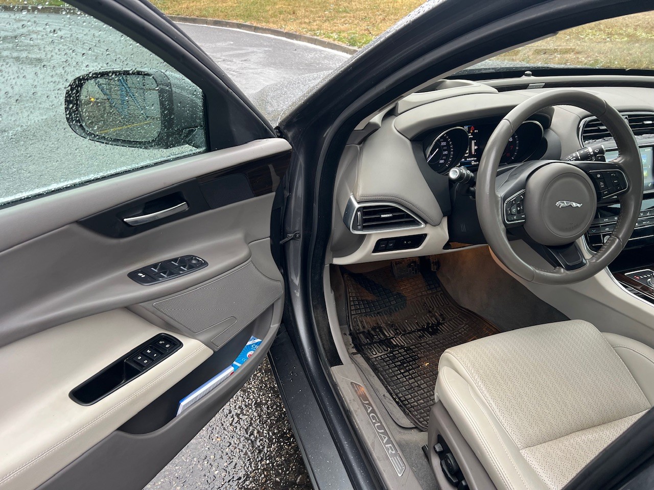 JAGUAR XE 25t 2.0 Prestige Automatic-image-8