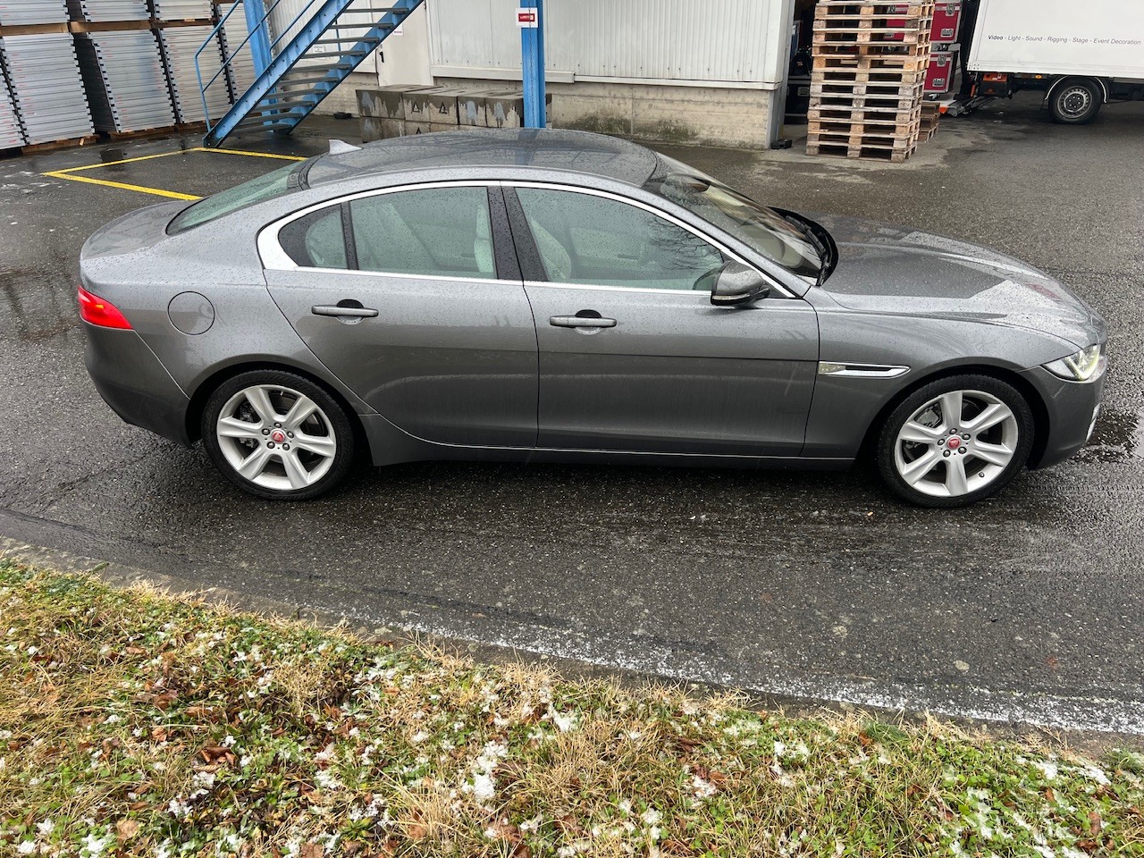 JAGUAR XE 25t 2.0 Prestige Automatic-image-6