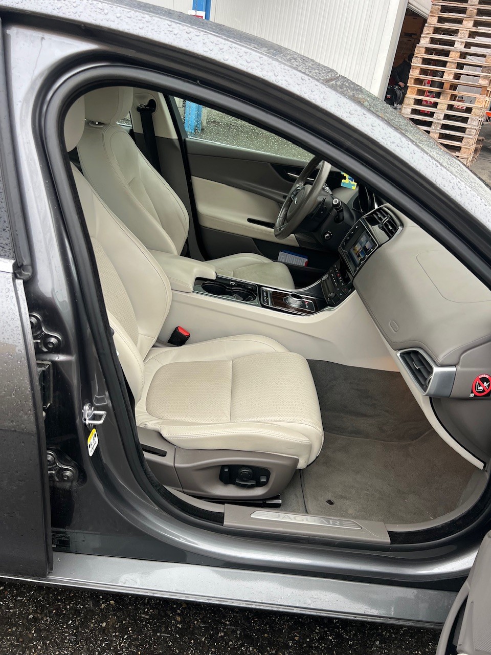 JAGUAR XE 25t 2.0 Prestige Automatic-image-14