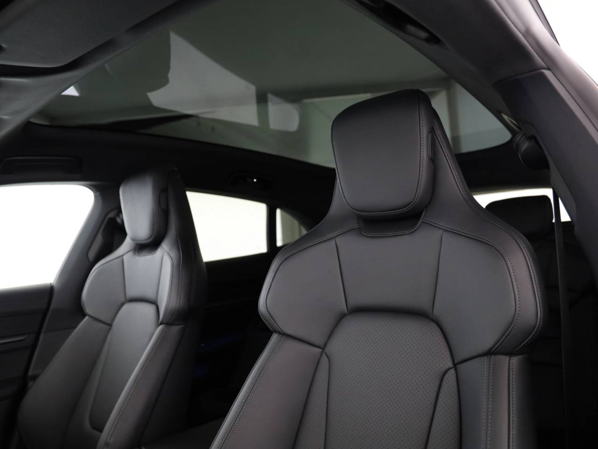 PORSCHE Taycan 4 Cross Turismo-image-15