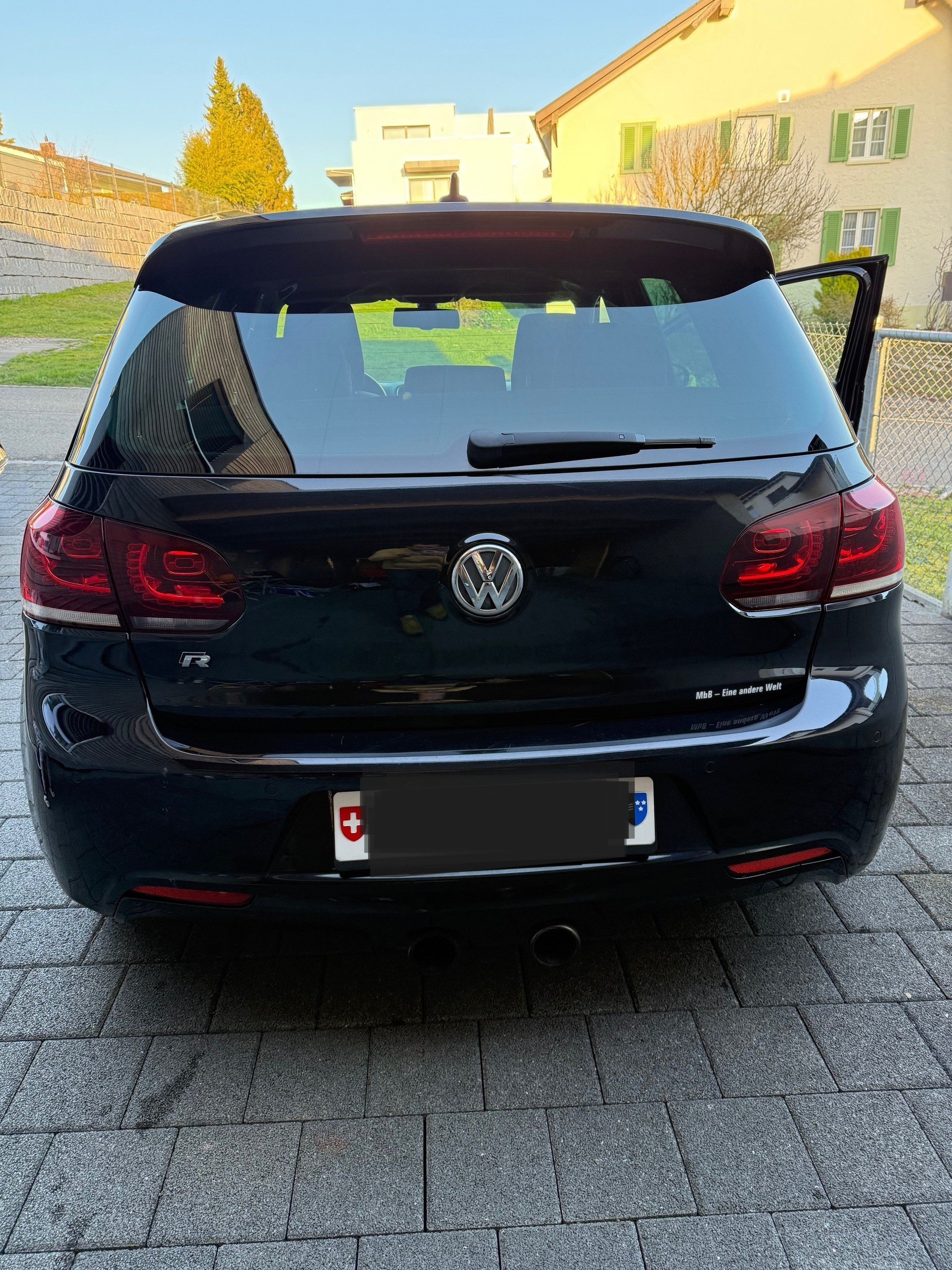 VW Golf 2.0 TSI R 4Motion-image-1