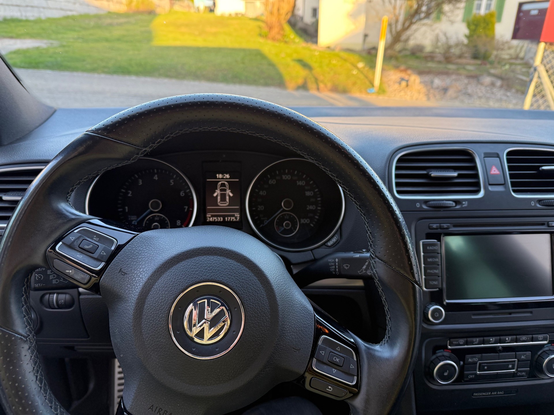 VW Golf 2.0 TSI R 4Motion-image-4