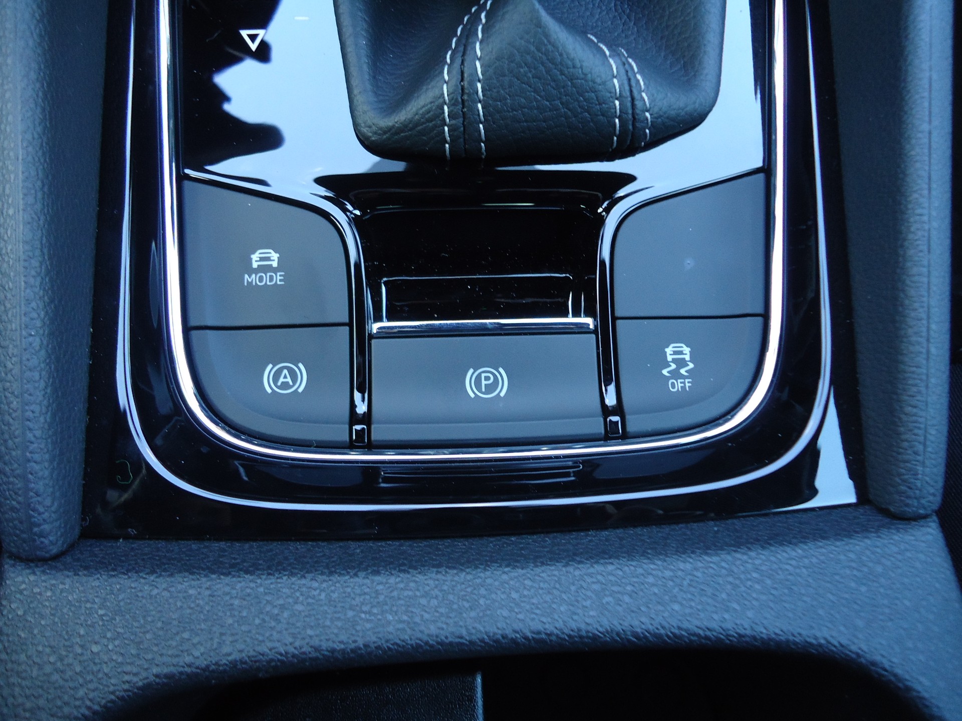 SKODA Karoq 1.5 TSI SportLine DSG-image-15