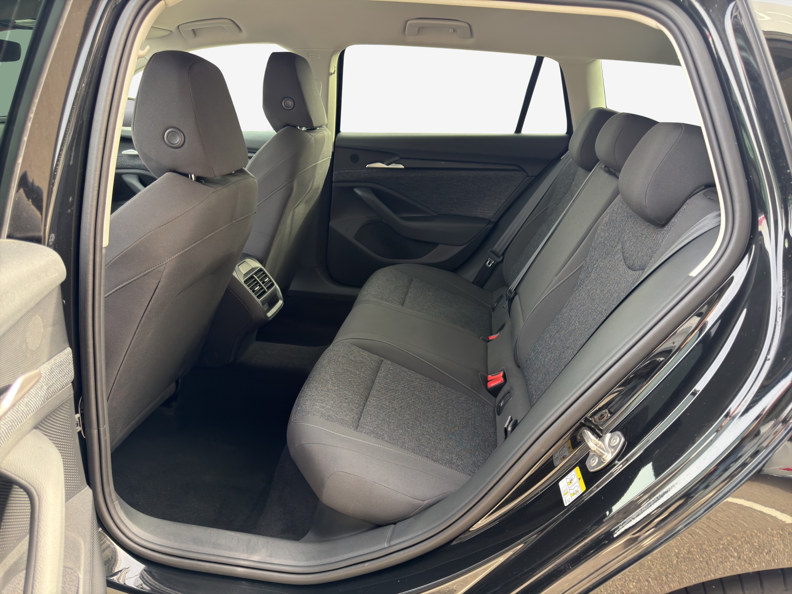 SKODA Superb Combi 1.5 TSI PHEV Selection DSG-image-11