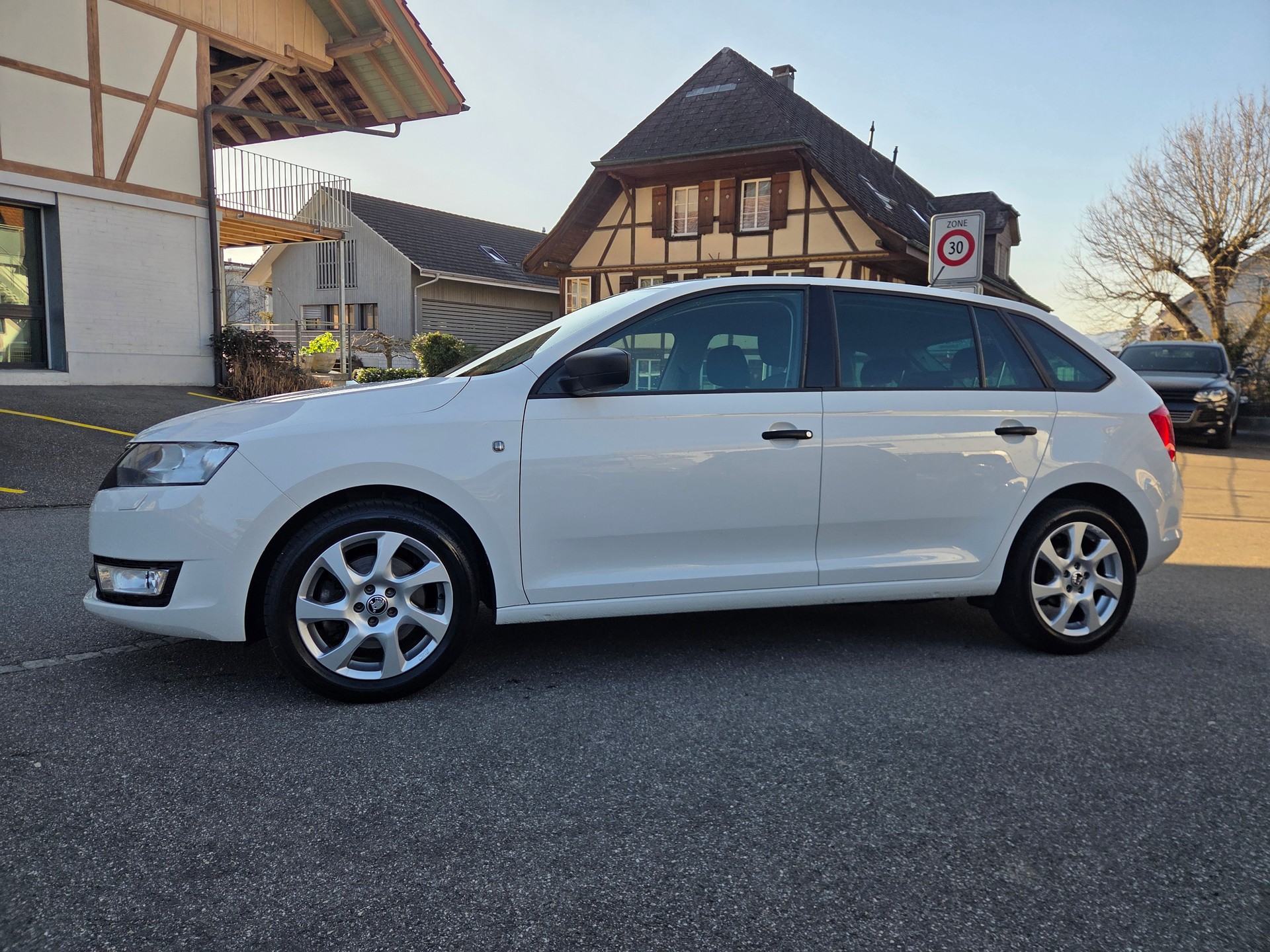SKODA Rapid Spaceback 1.4 TSI Active DSG-image-4