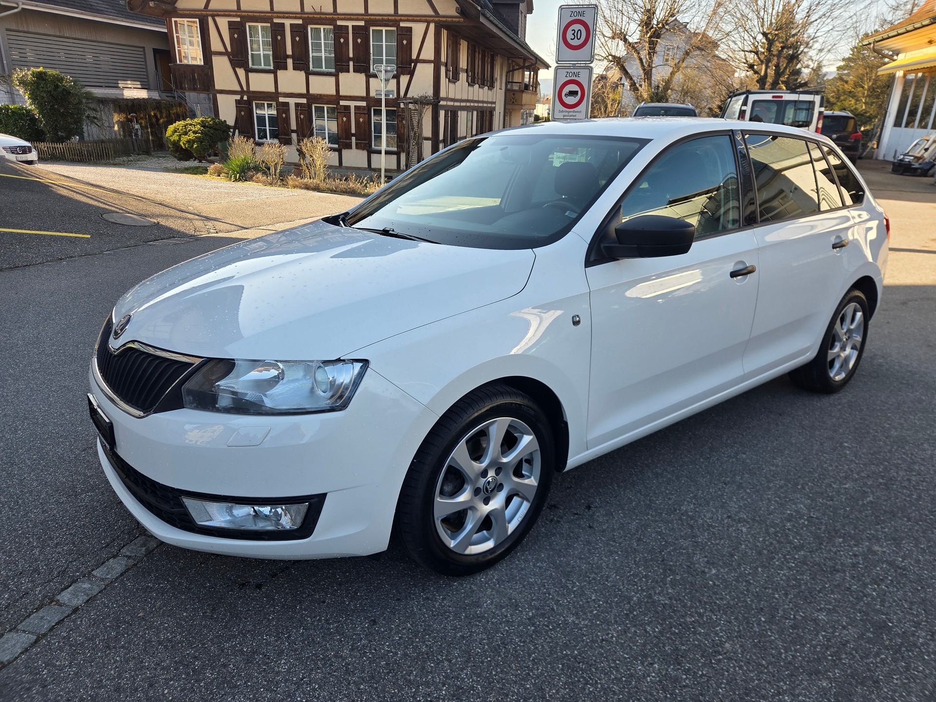 SKODA Rapid Spaceback 1.4 TSI Active DSG-image-3