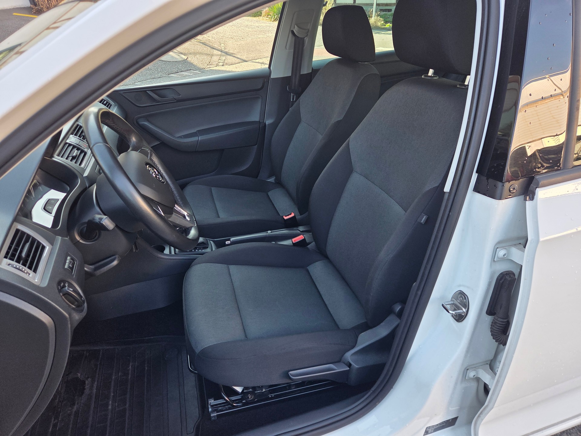 SKODA Rapid Spaceback 1.4 TSI Active DSG-image-11