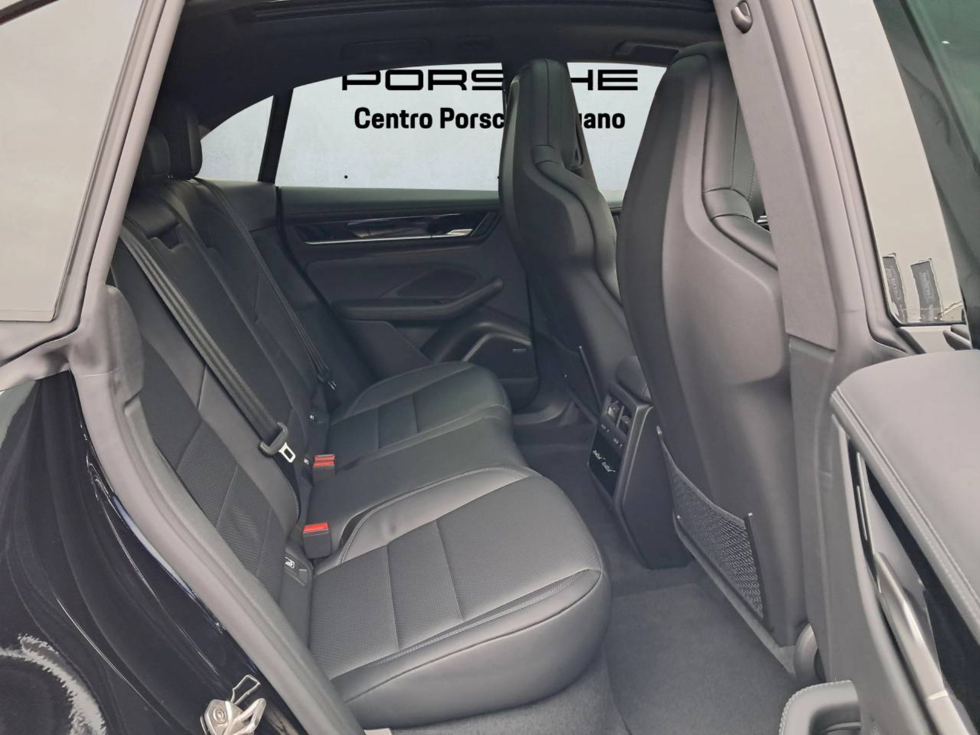 PORSCHE Macan 4-image-18