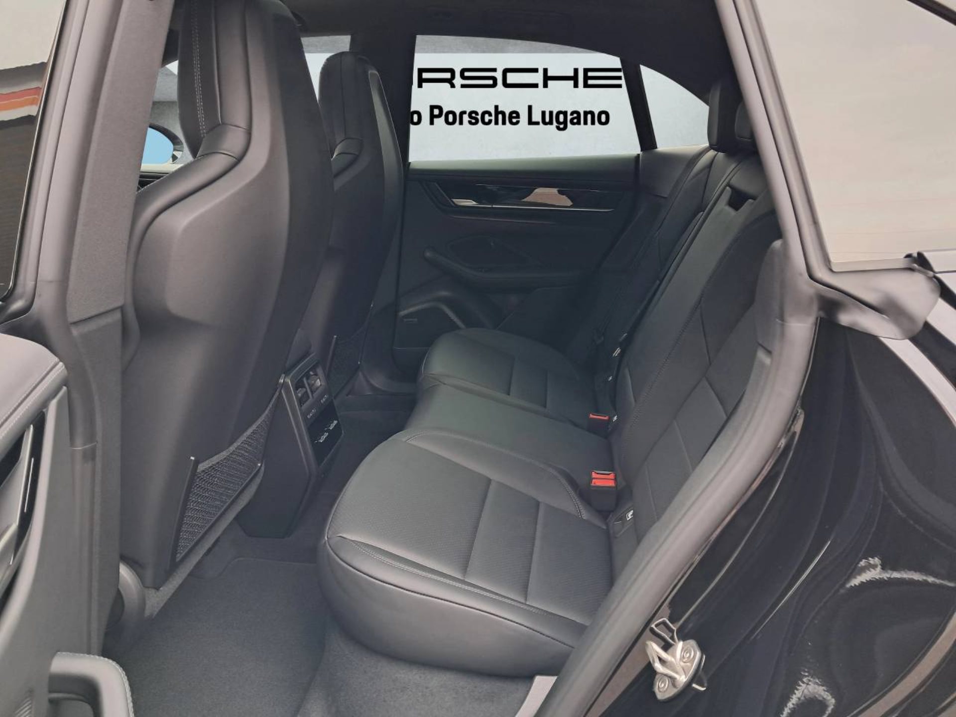 PORSCHE Macan 4-image-17