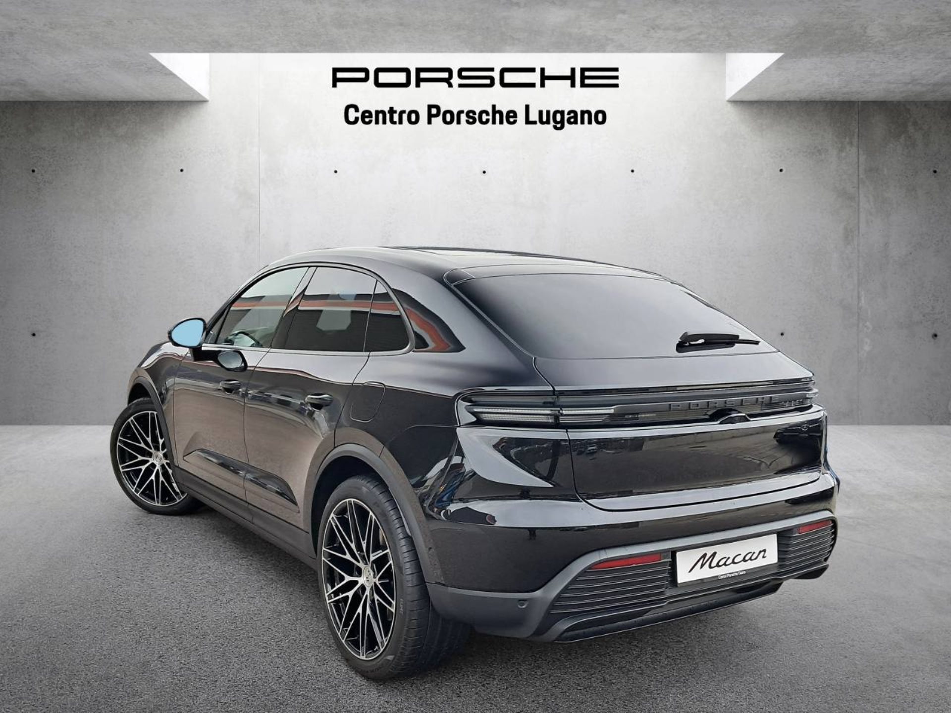 PORSCHE Macan 4-image-2