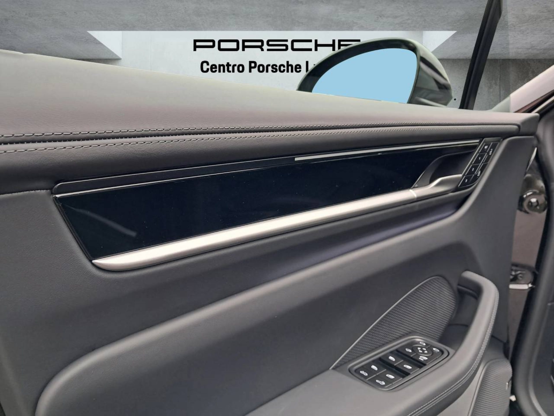 PORSCHE Macan 4-image-27