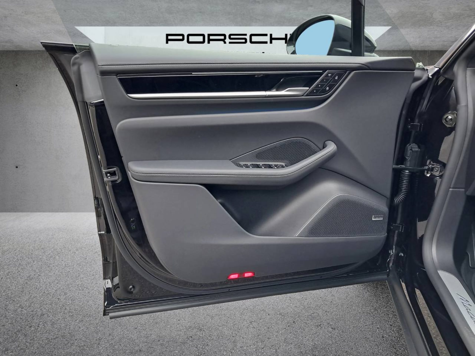 PORSCHE Macan 4-image-24