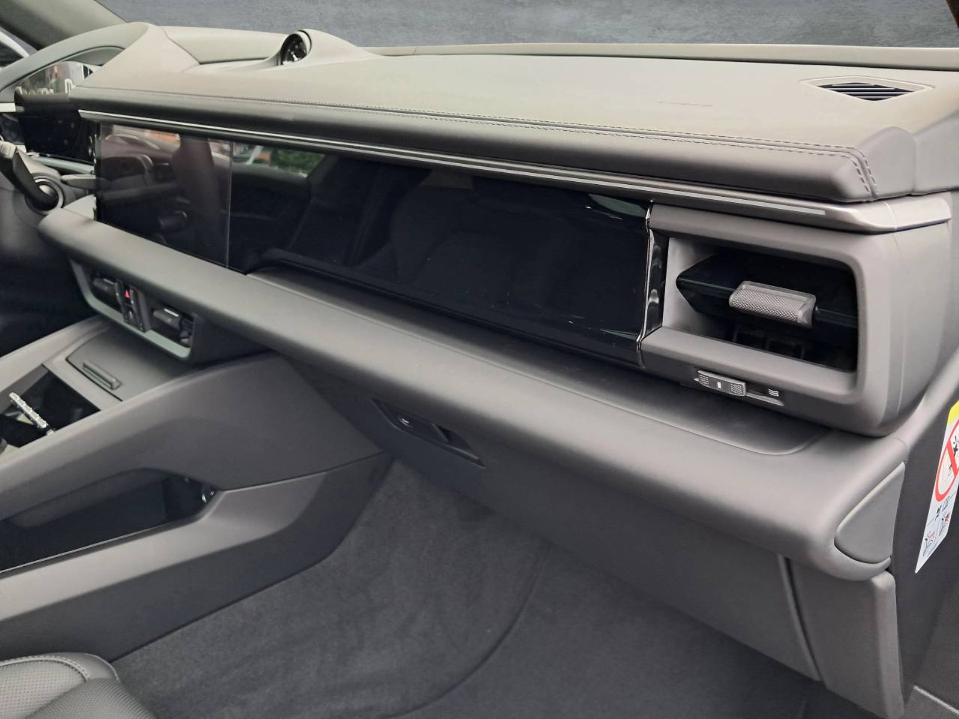 PORSCHE Macan 4-image-29