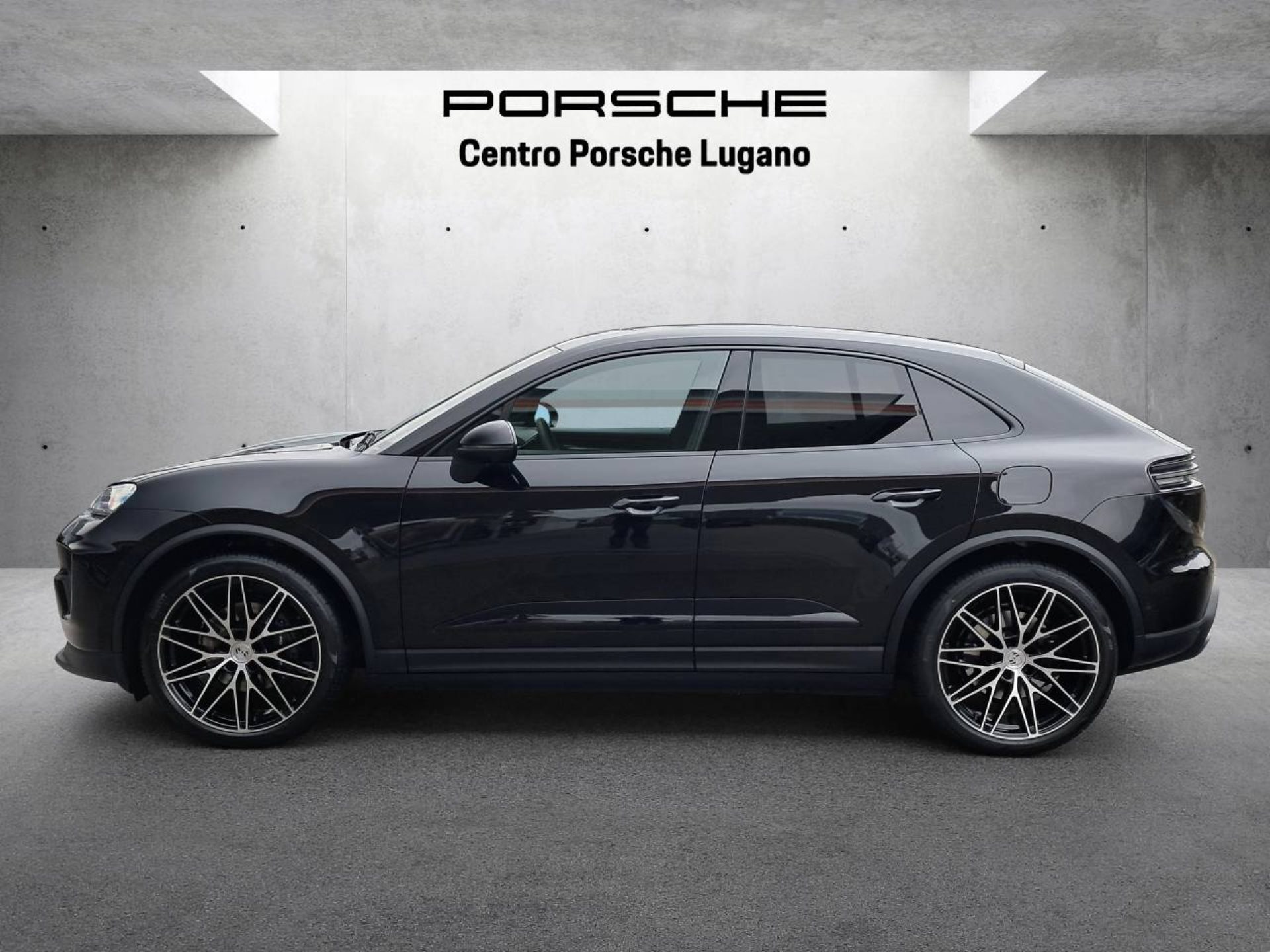 PORSCHE Macan 4-image-1