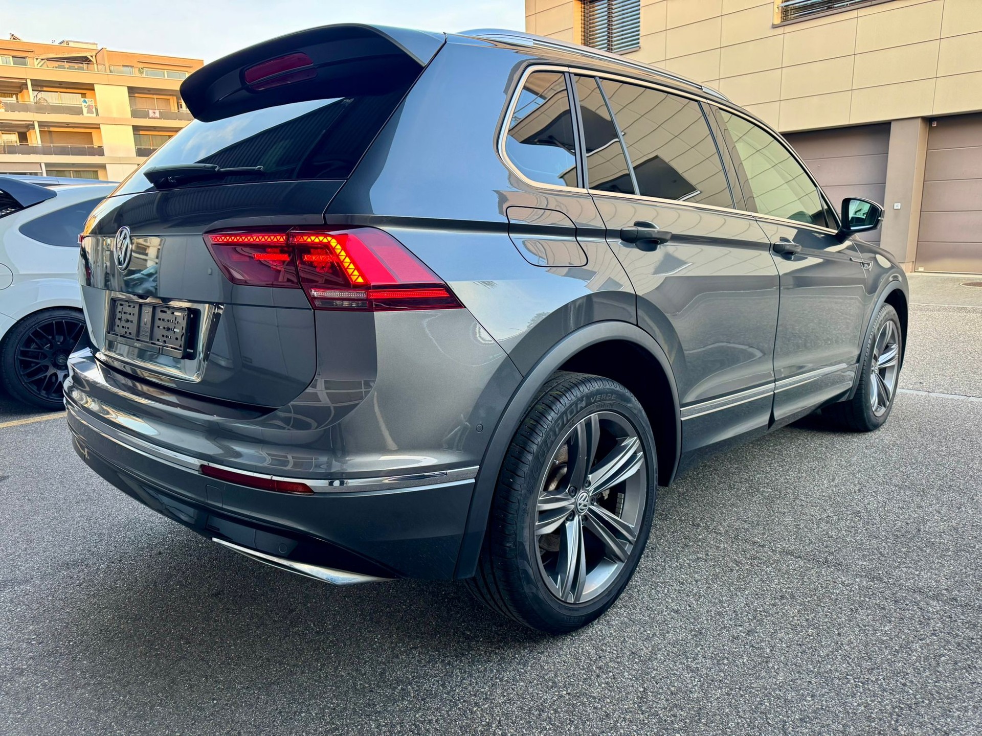 VW Tiguan 2.0 TDI SCR Highline 4Motion DSG-image-3