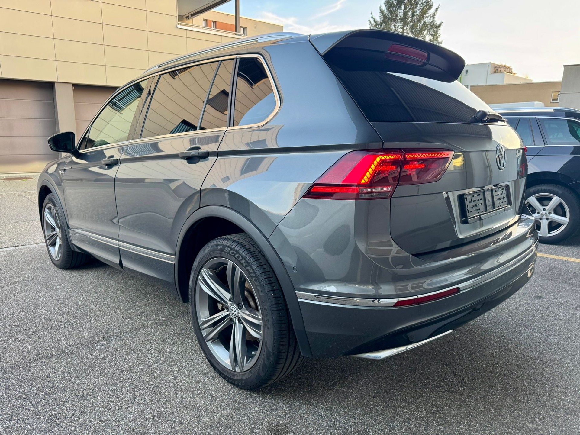 VW Tiguan 2.0 TDI SCR Highline 4Motion DSG-image-4