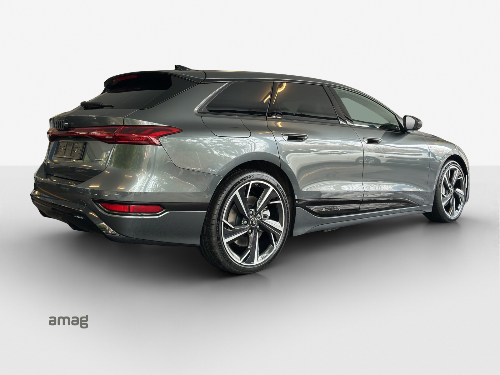 AUDI A6 Avant e-tron quattro-image-4