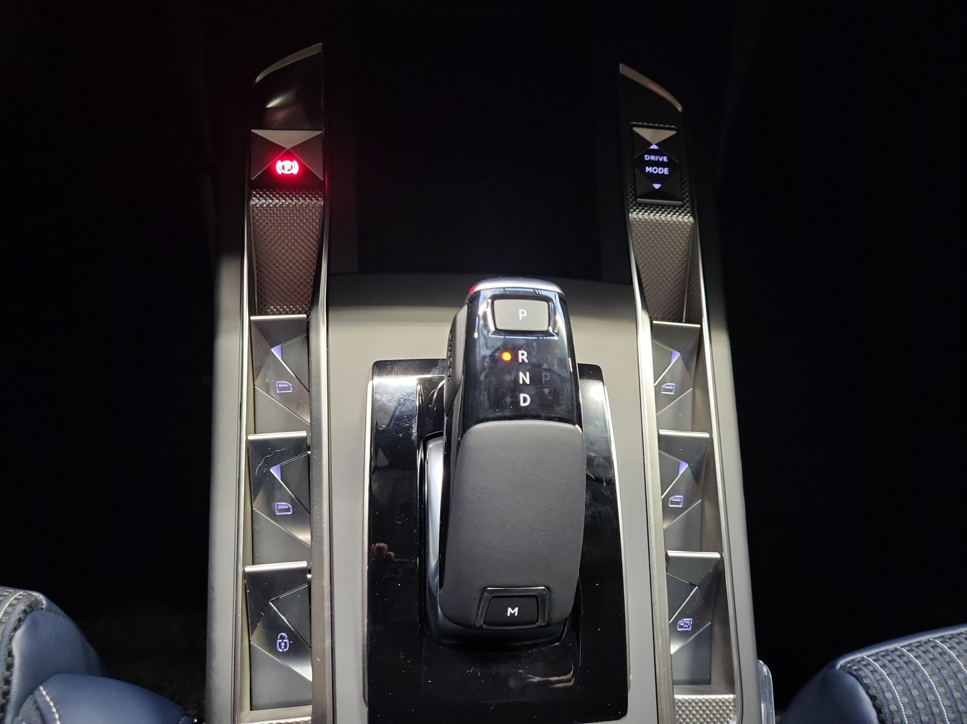 DS AUTOMOBILES DS3 1.2 MHEV Jules Verne-image-9
