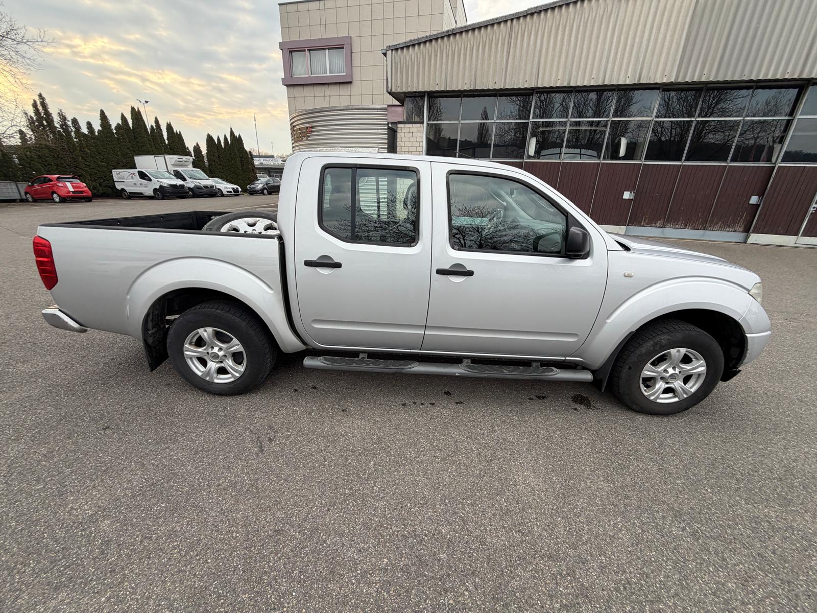 NISSAN Navara Double Cab LE 2.5 dCiA 4WD-image-3