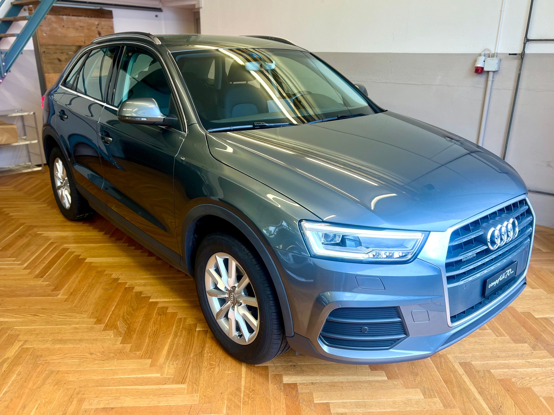 AUDI Q3 2.0 TDI quattro S-tronic-showroom-element-1