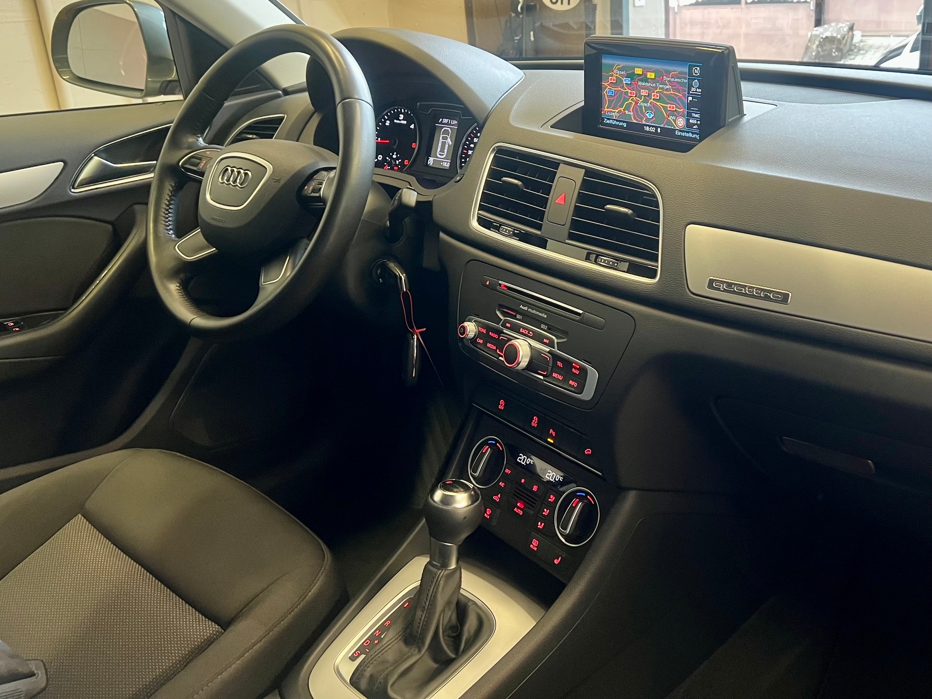 AUDI Q3 2.0 TDI quattro S-tronic-image-18