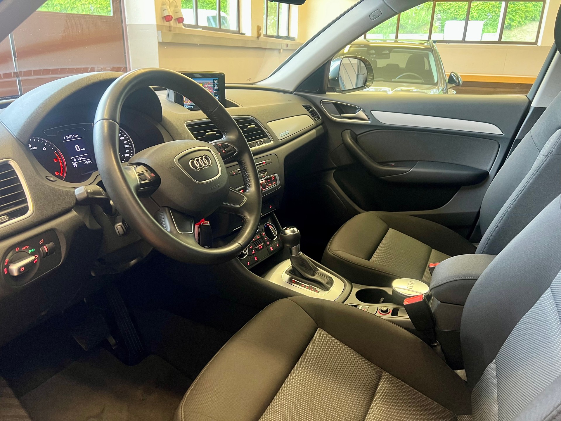 AUDI Q3 2.0 TDI quattro S-tronic-image-12