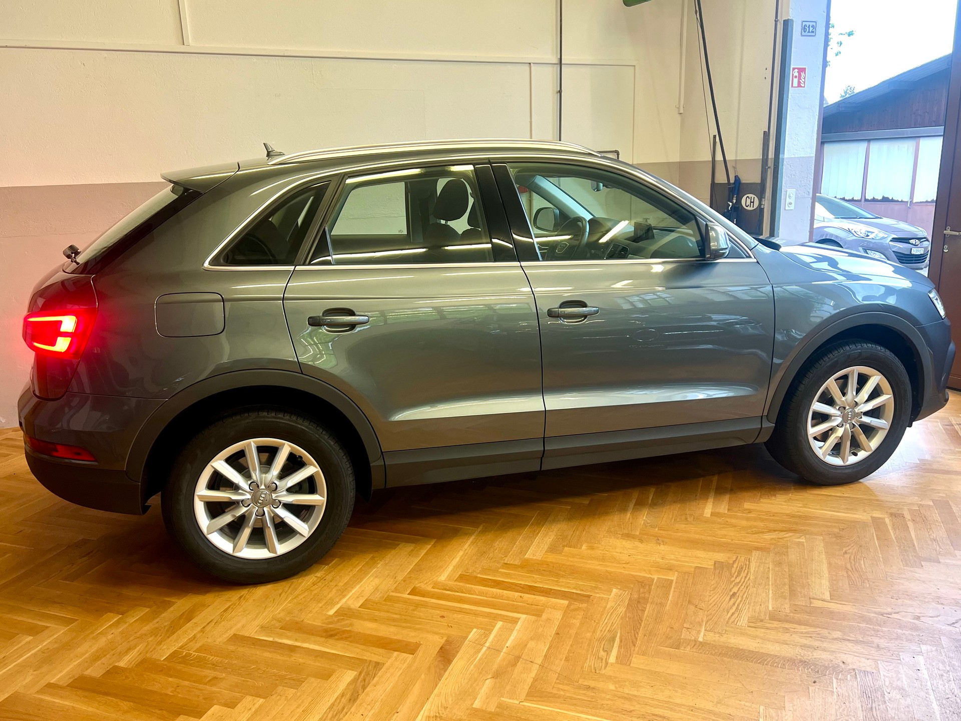 AUDI Q3 2.0 TDI quattro S-tronic-showroom-element-3