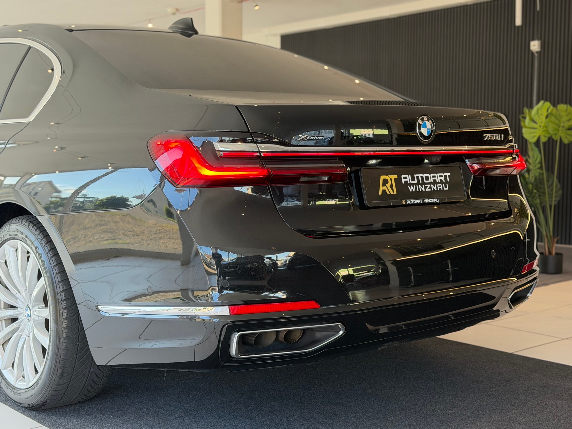 BMW 750Li xDrive Steptronic **Vollausstattung**-image-9