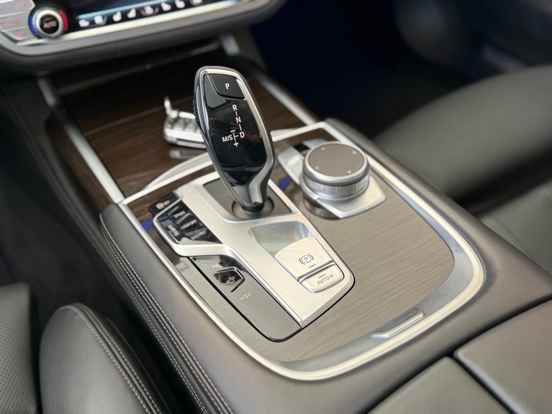 BMW 750Li xDrive Steptronic **Vollausstattung**-image-26