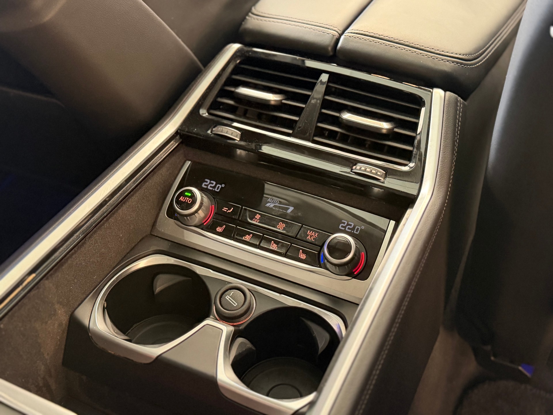 BMW 750Li xDrive Steptronic **Vollausstattung**-image-28