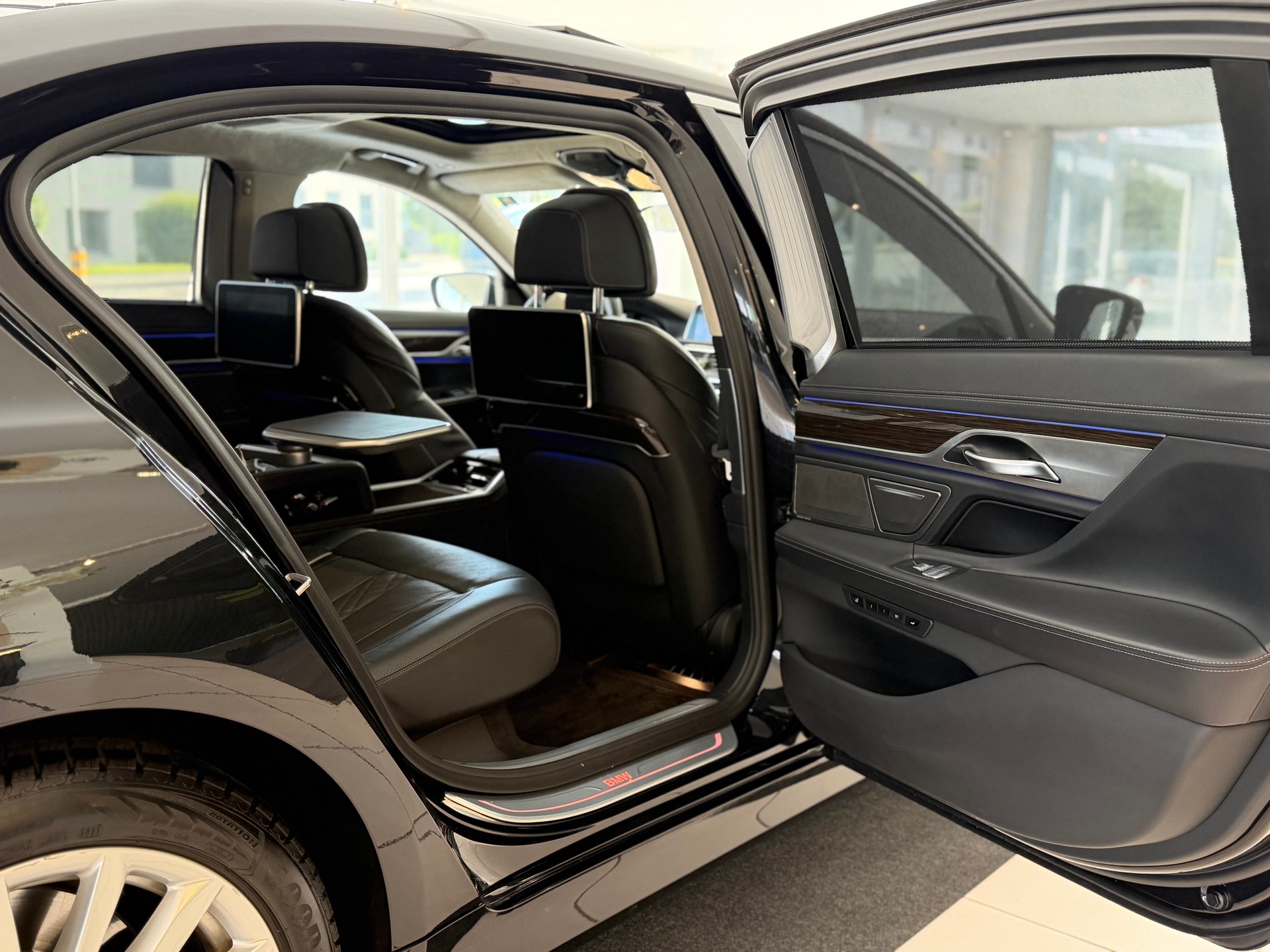 BMW 750Li xDrive Steptronic **Vollausstattung**-image-19