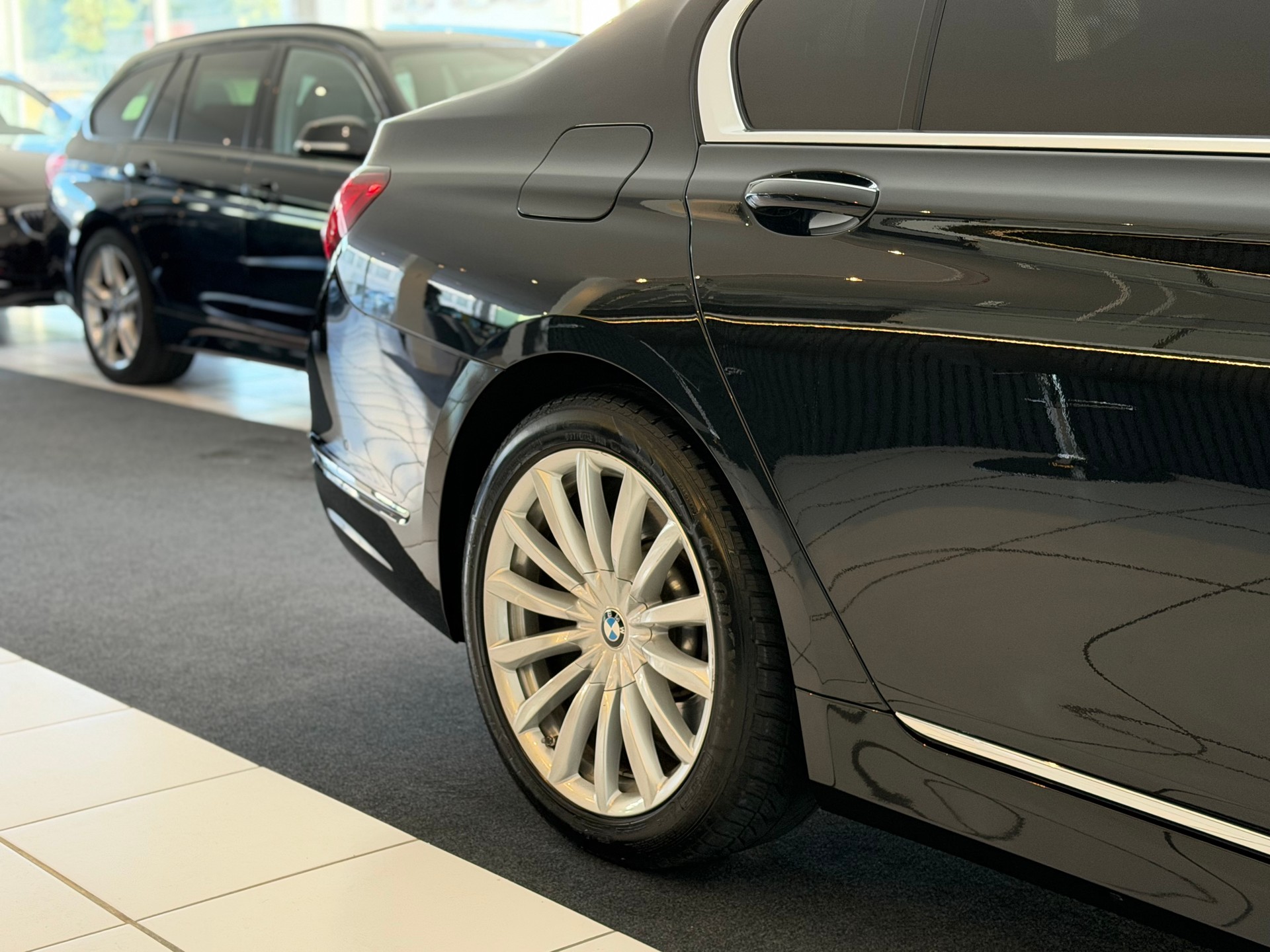 BMW 750Li xDrive Steptronic **Vollausstattung**-image-5