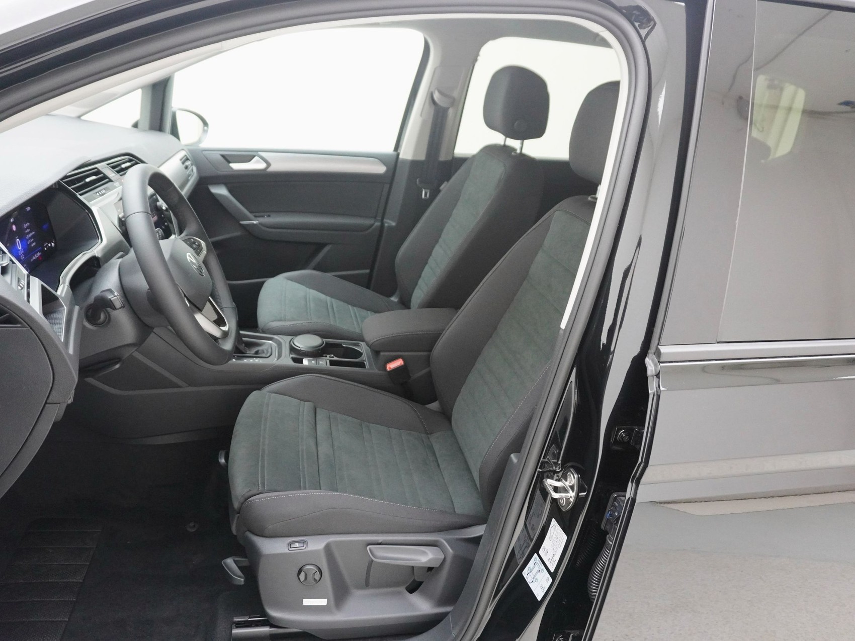 VW Touran 1.5 TSI R-Line DSG-image-12