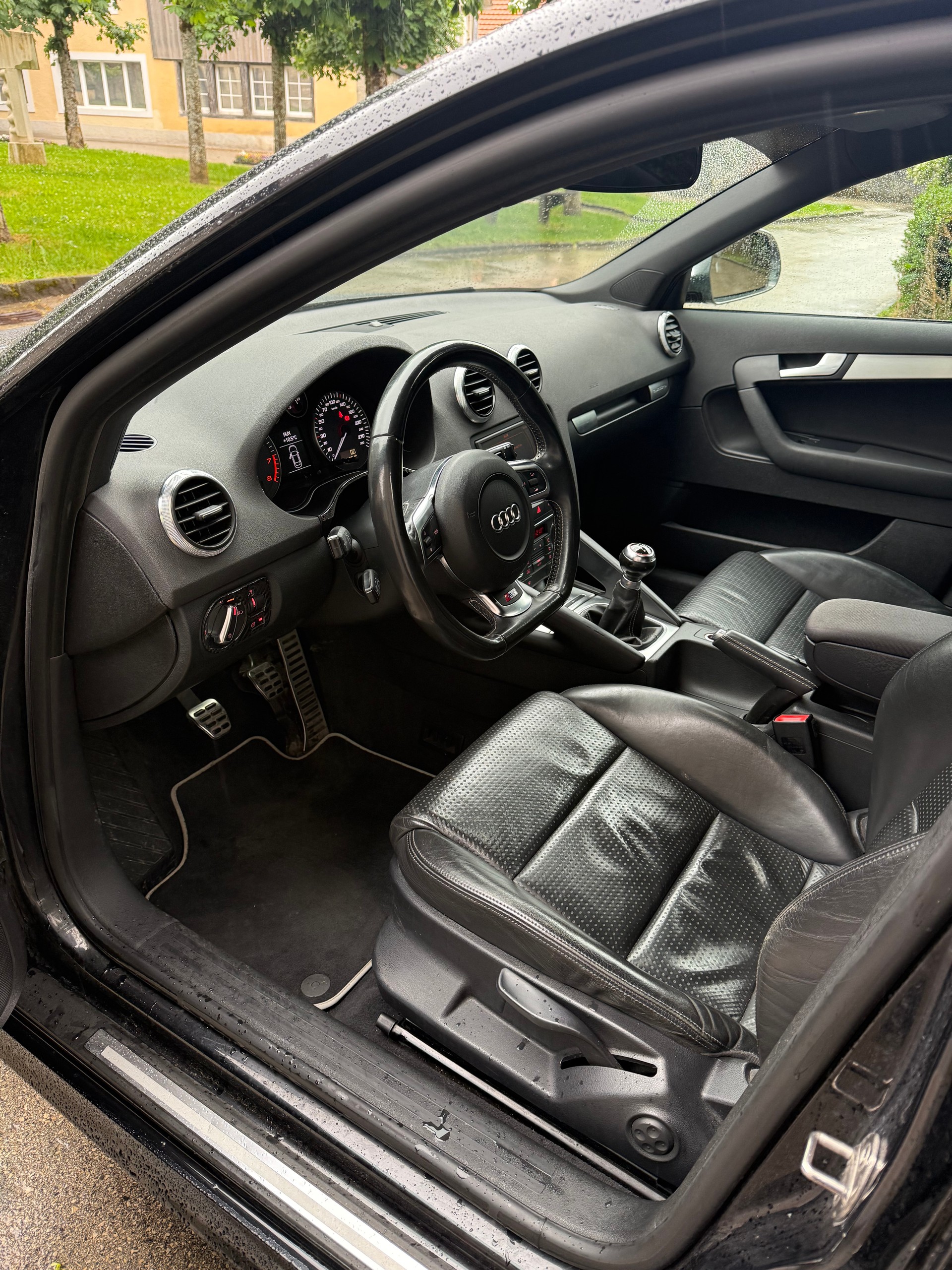 AUDI 2.0 T FSI quattro-image-2