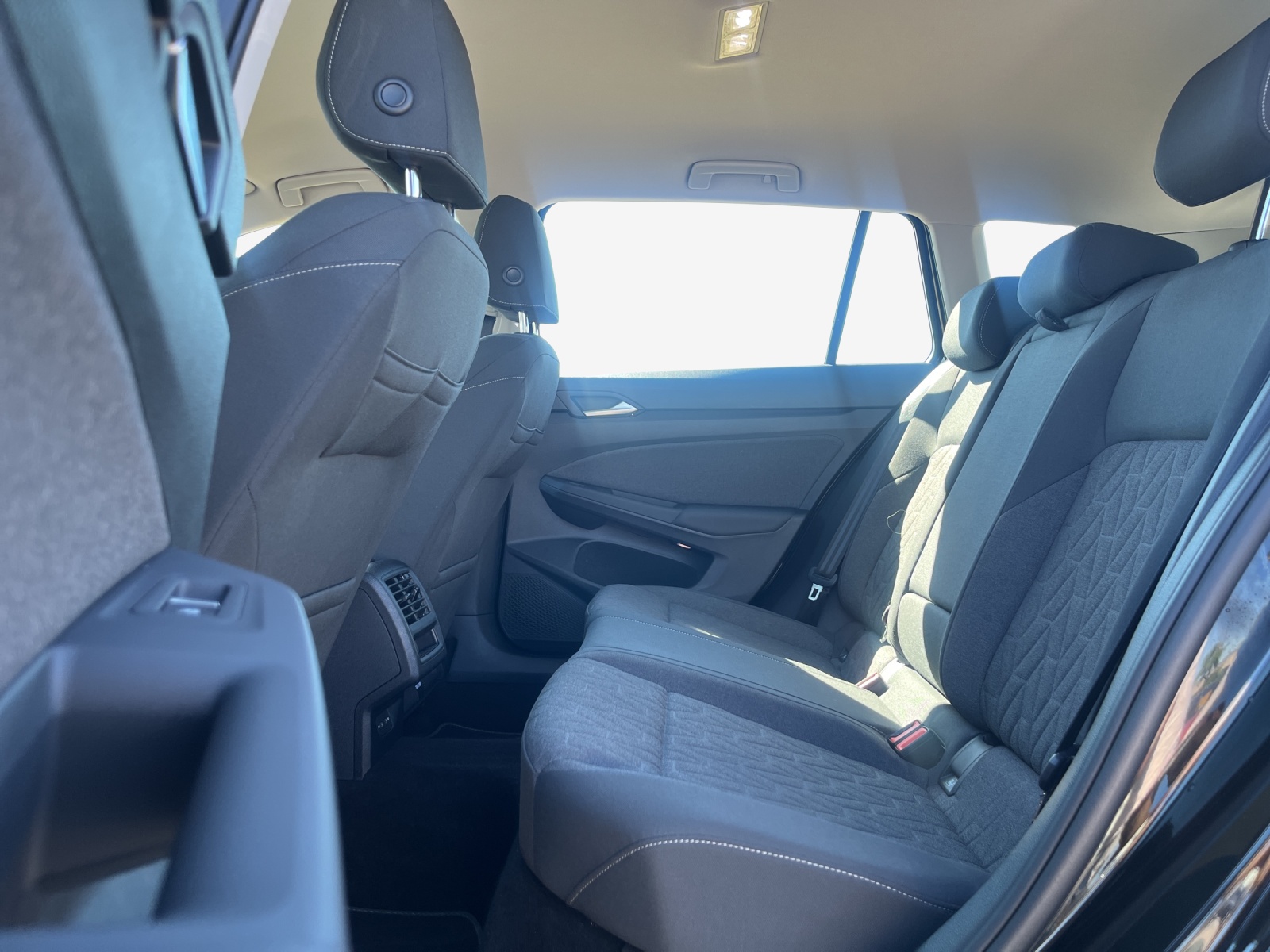 VW Golf Variant 1.5 eTSI mHEV Life DSG-image-11
