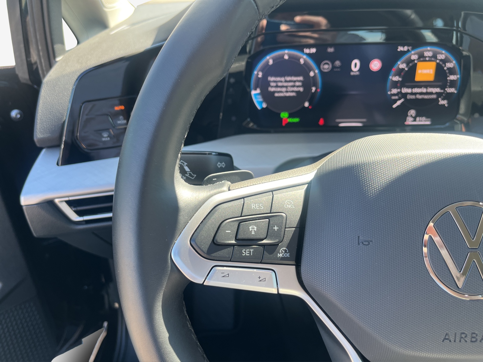 VW Golf Variant 1.5 eTSI mHEV Life DSG-image-15