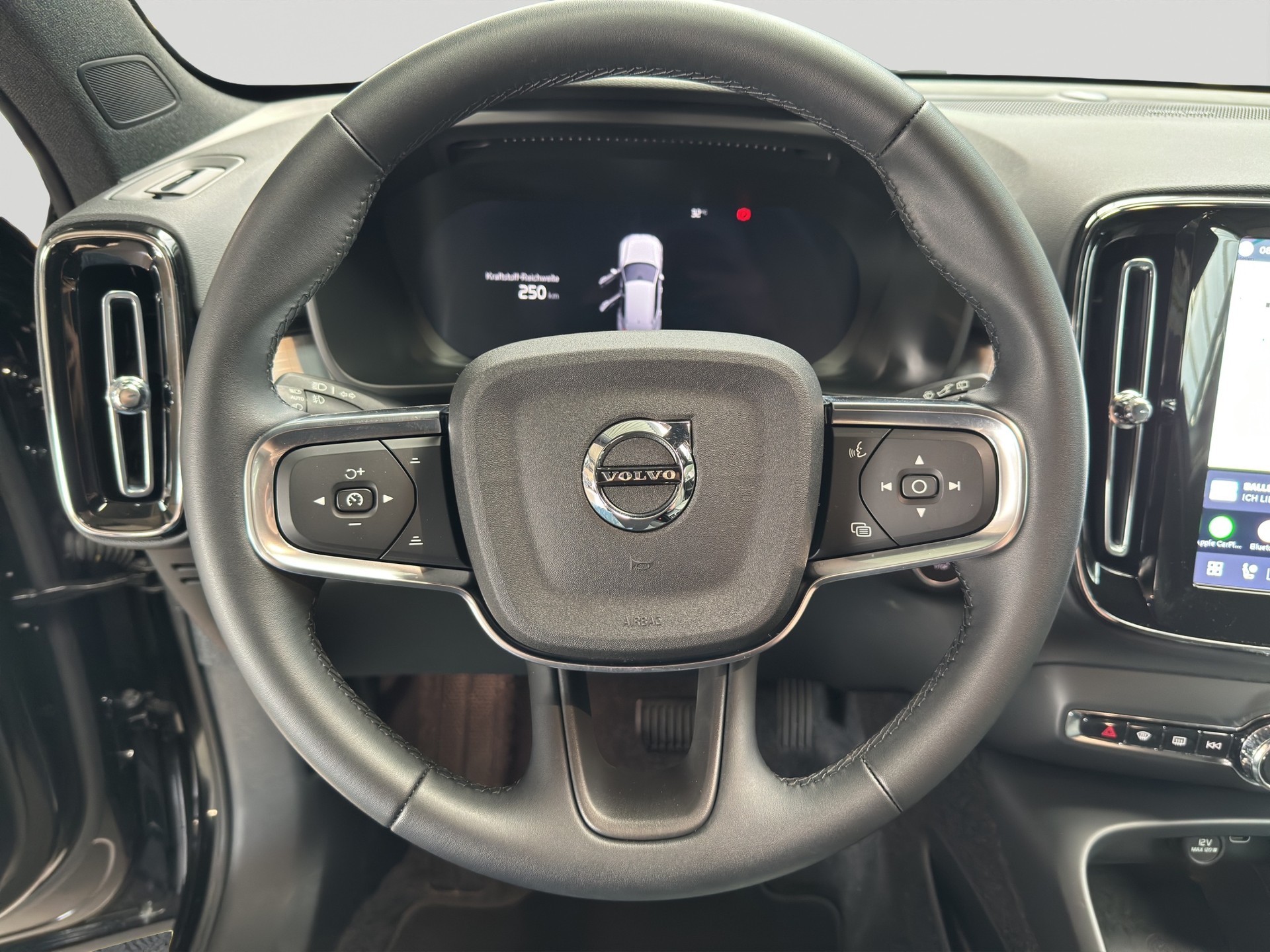 VOLVO XC40 B3 Benzin Mild Hybrid Plus Black Edition-image-10
