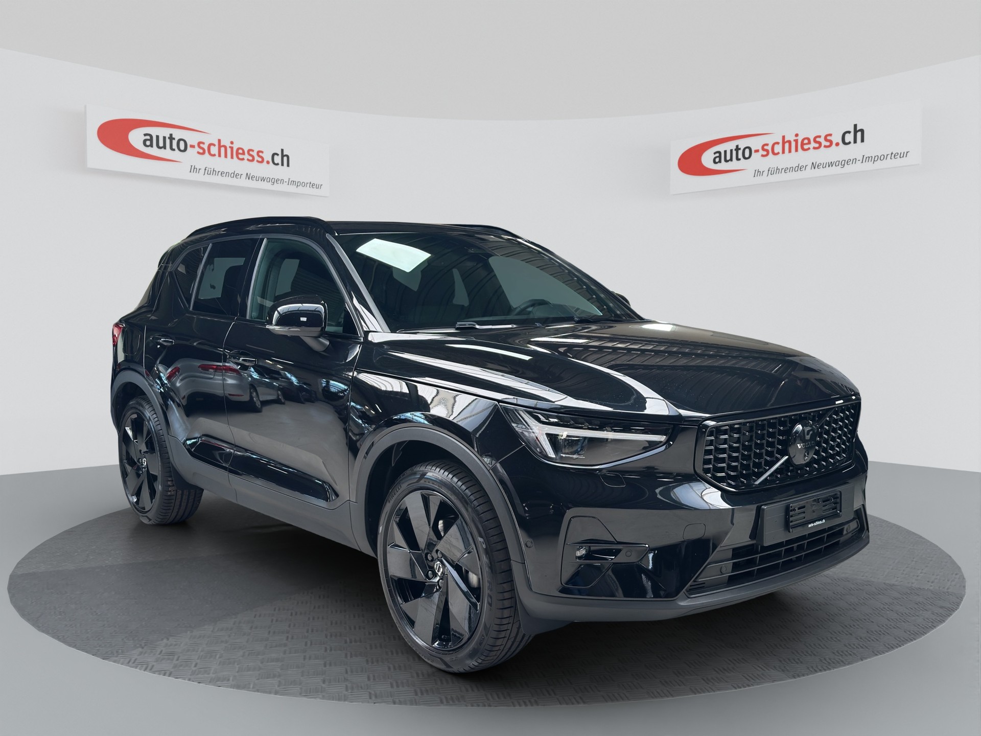 VOLVO XC40 B3 Benzin Mild Hybrid Plus Black Edition-image-0