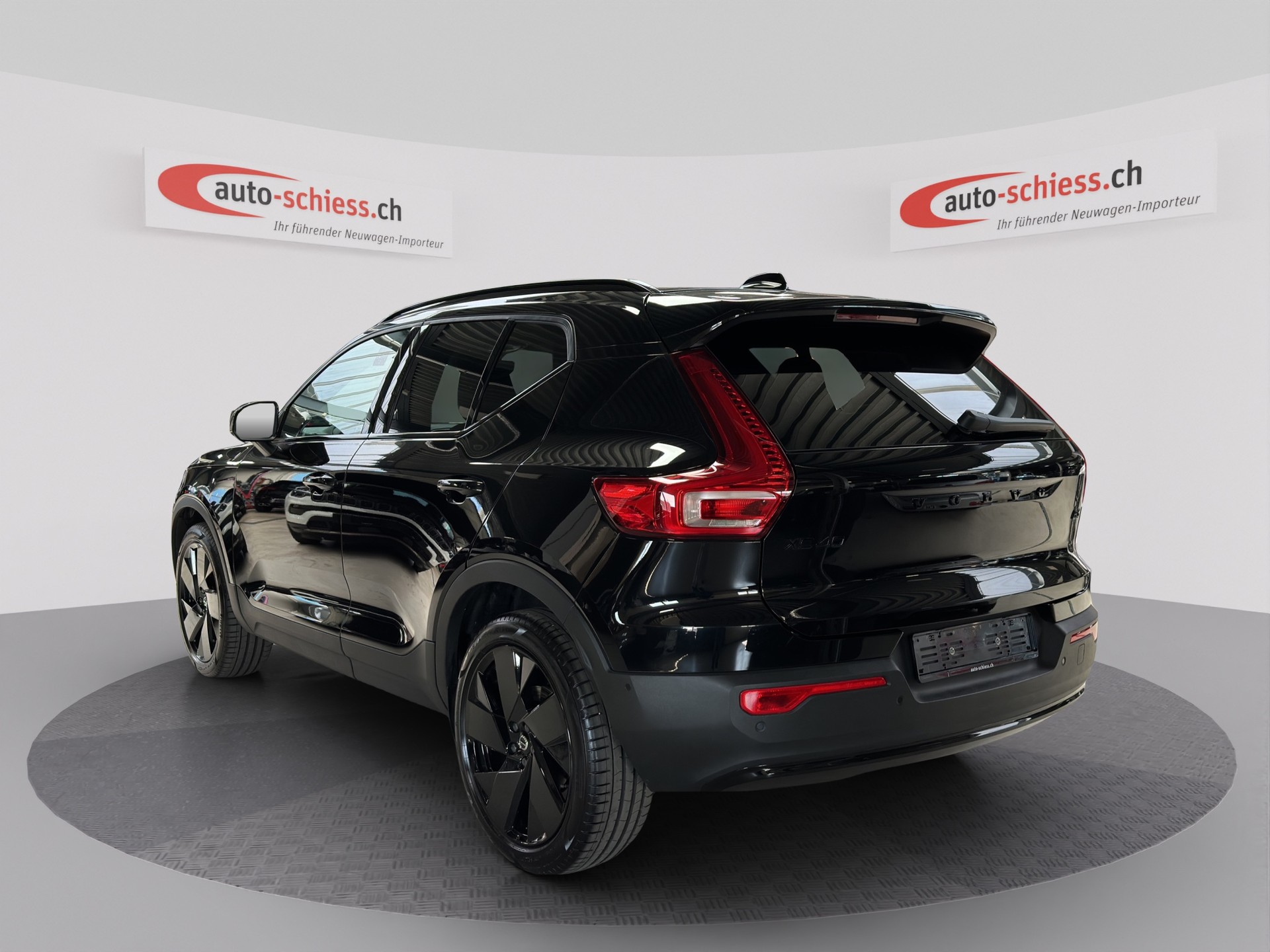 VOLVO XC40 B3 Benzin Mild Hybrid Plus Black Edition-image-2