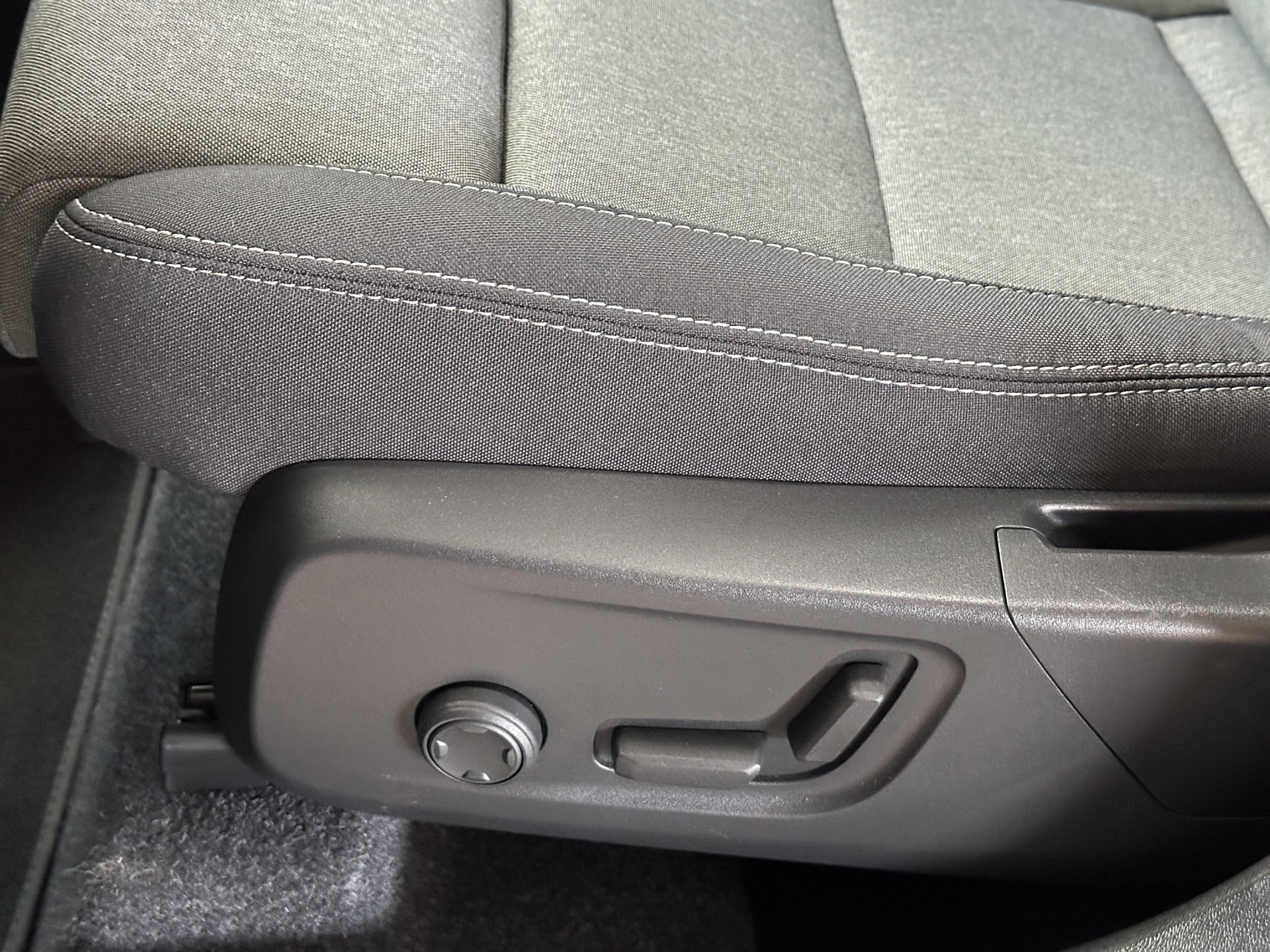 VOLVO XC40 B3 Benzin Mild Hybrid Plus Black Edition-image-9