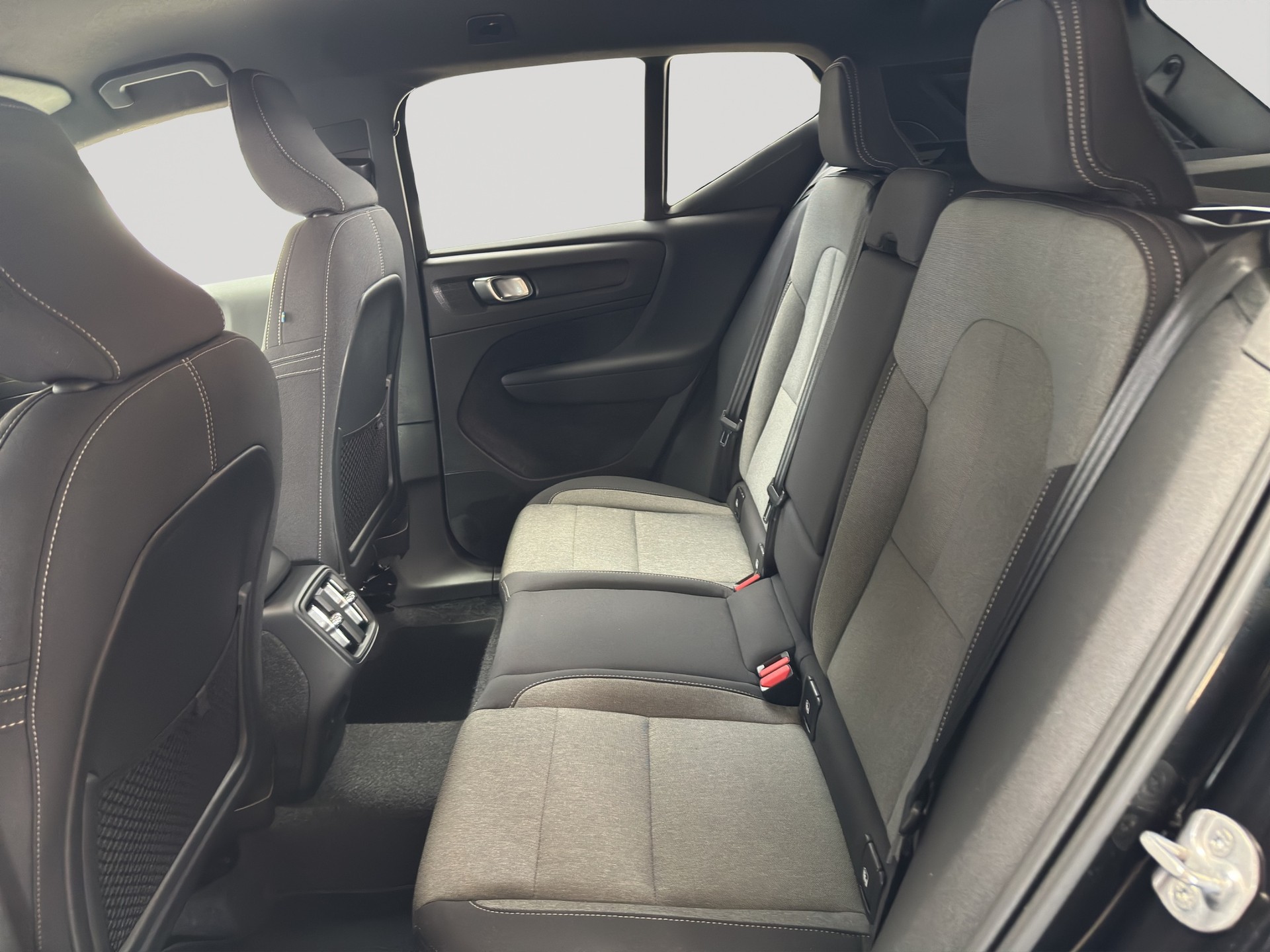 VOLVO XC40 B3 Benzin Mild Hybrid Plus Black Edition-image-7