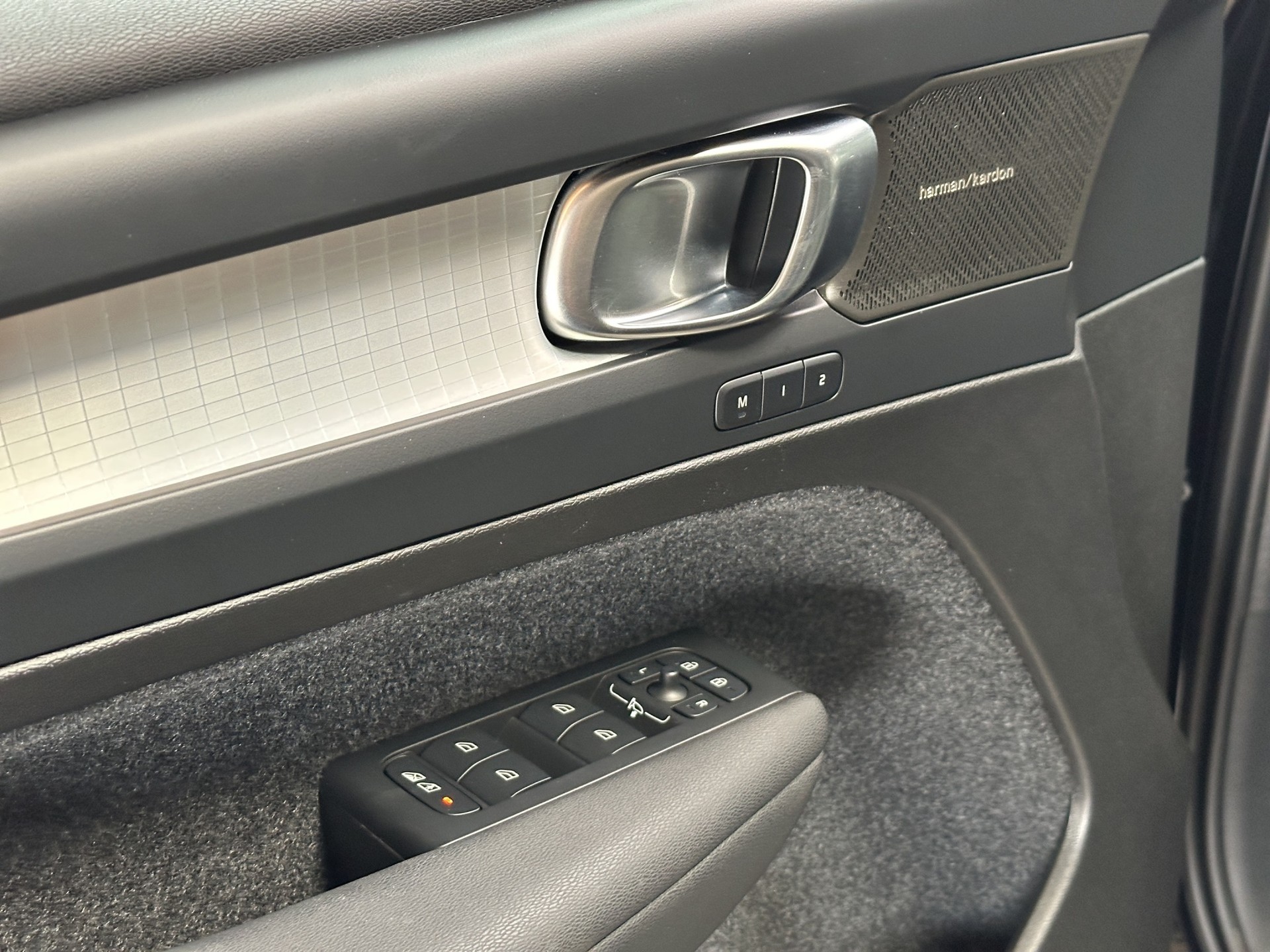VOLVO XC40 B3 Benzin Mild Hybrid Plus Black Edition-image-8