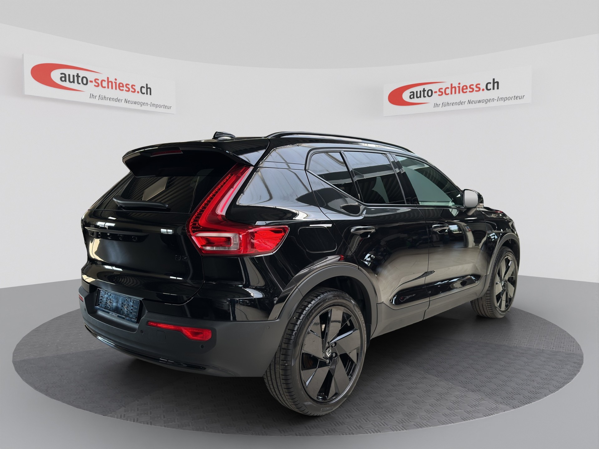 VOLVO XC40 B3 Benzin Mild Hybrid Plus Black Edition-image-4